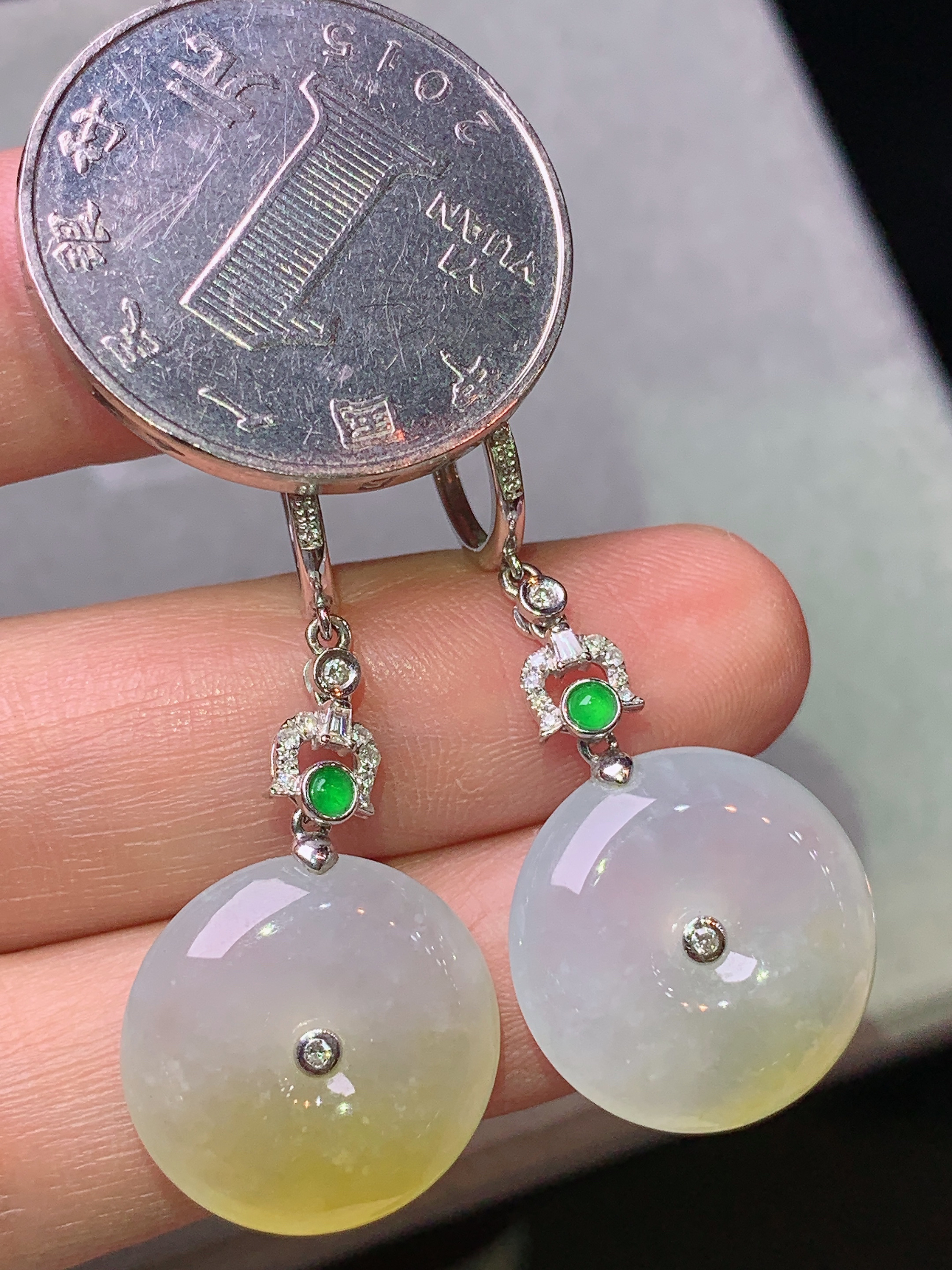 18k金钻镶嵌飘黄翡平安扣耳坠 玉质细腻 色泽艳丽清新 水润亮眼 整体尺寸41*17*5.5b1