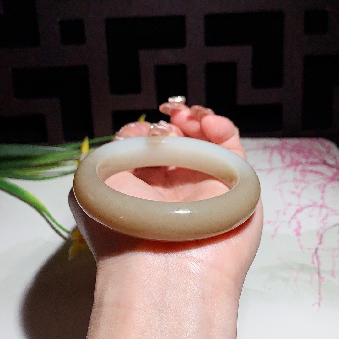 和田玉55.5圈且末糖手镯！玉质细腻油润 底色纯净 无裂无杂 脂粉好，品质高。