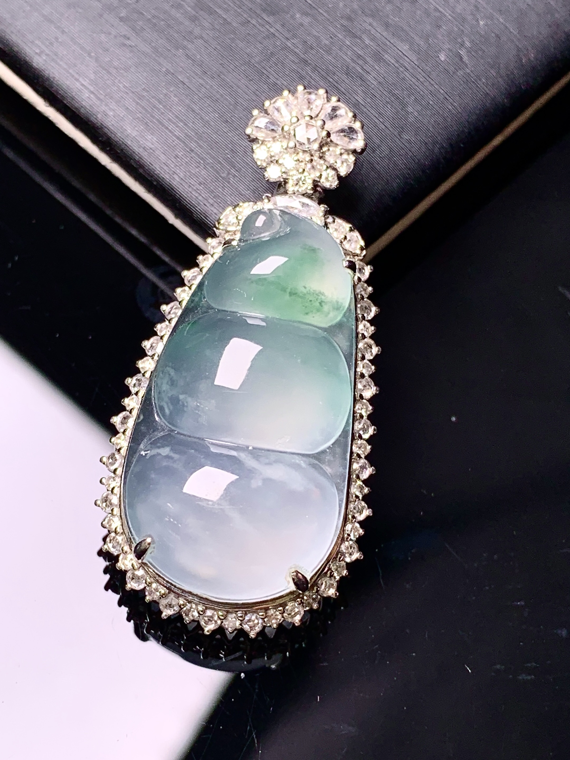 18k金钻镶嵌冰种四季豆吊坠 玉质细腻 色泽艳丽清新 水润亮眼 整体尺寸37.3*18*10.5c1