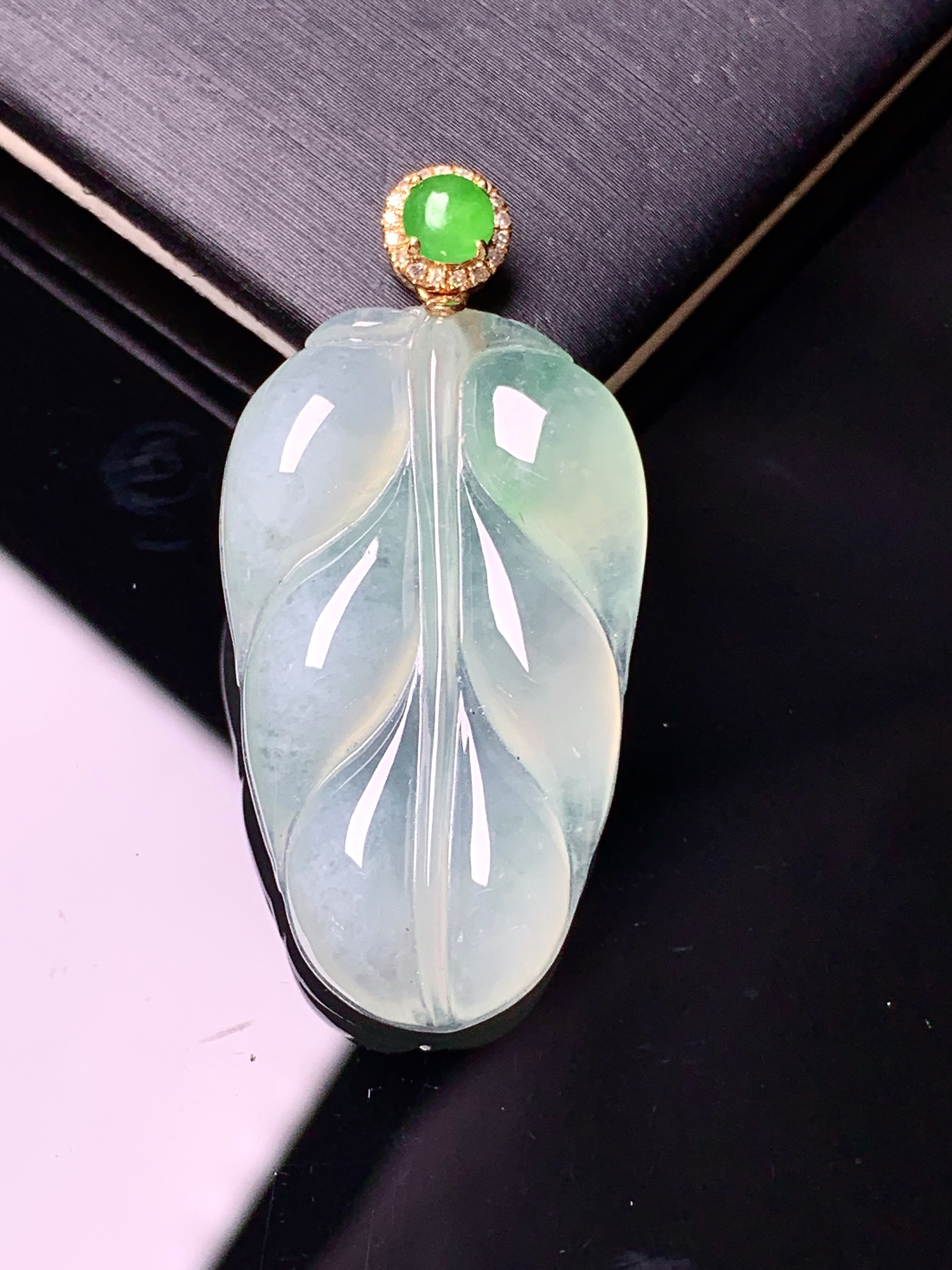 18k金钻镶嵌冰种树叶吊坠 玉质细腻 色泽艳丽清新 水润亮眼 整体尺寸38*18.5*5.5yz