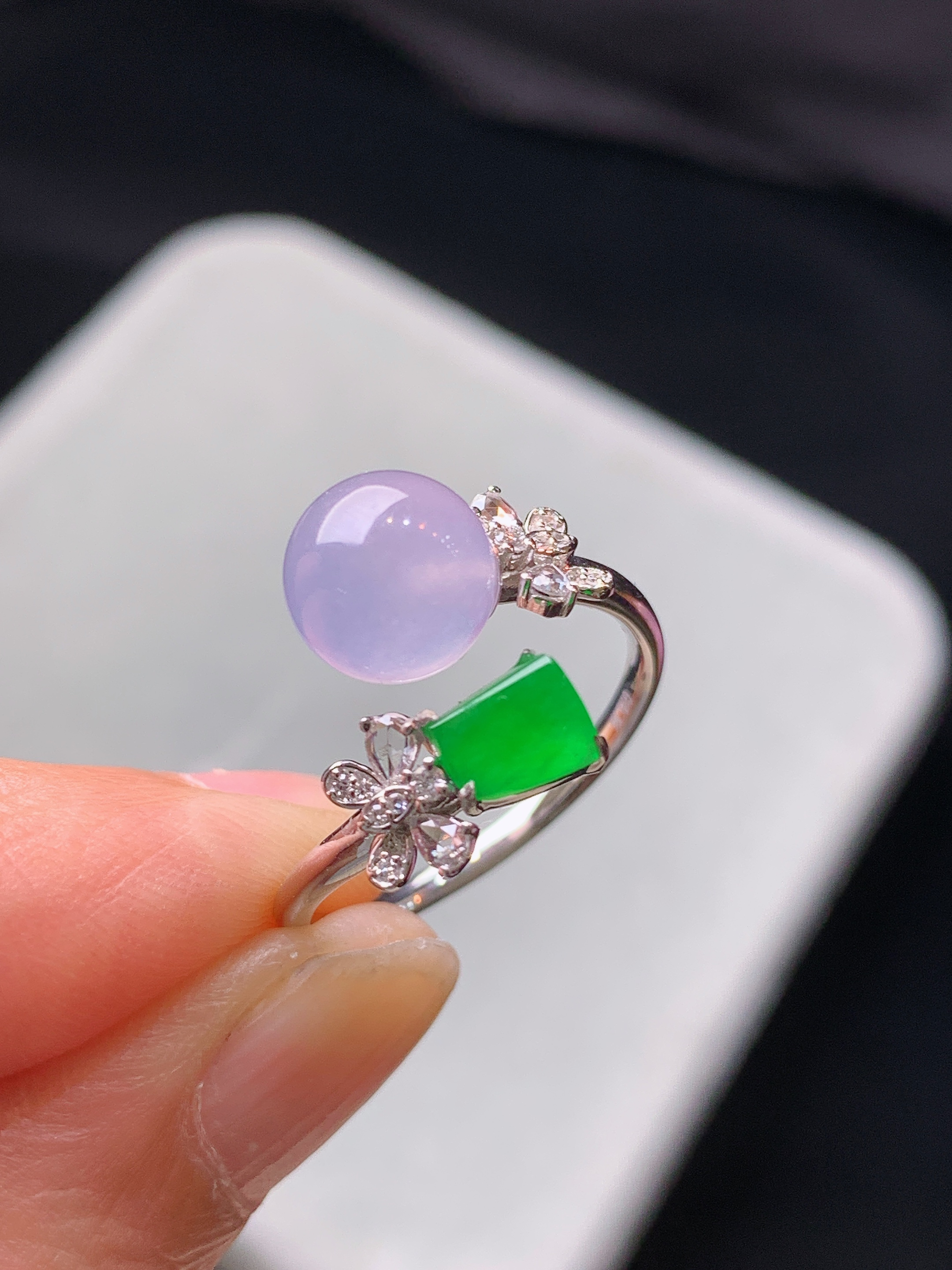 18k金钻镶嵌浅紫罗兰圆珠戒指 玉质细腻 色泽艳丽清新 水润亮眼 圈口15 整体尺寸7.8b5