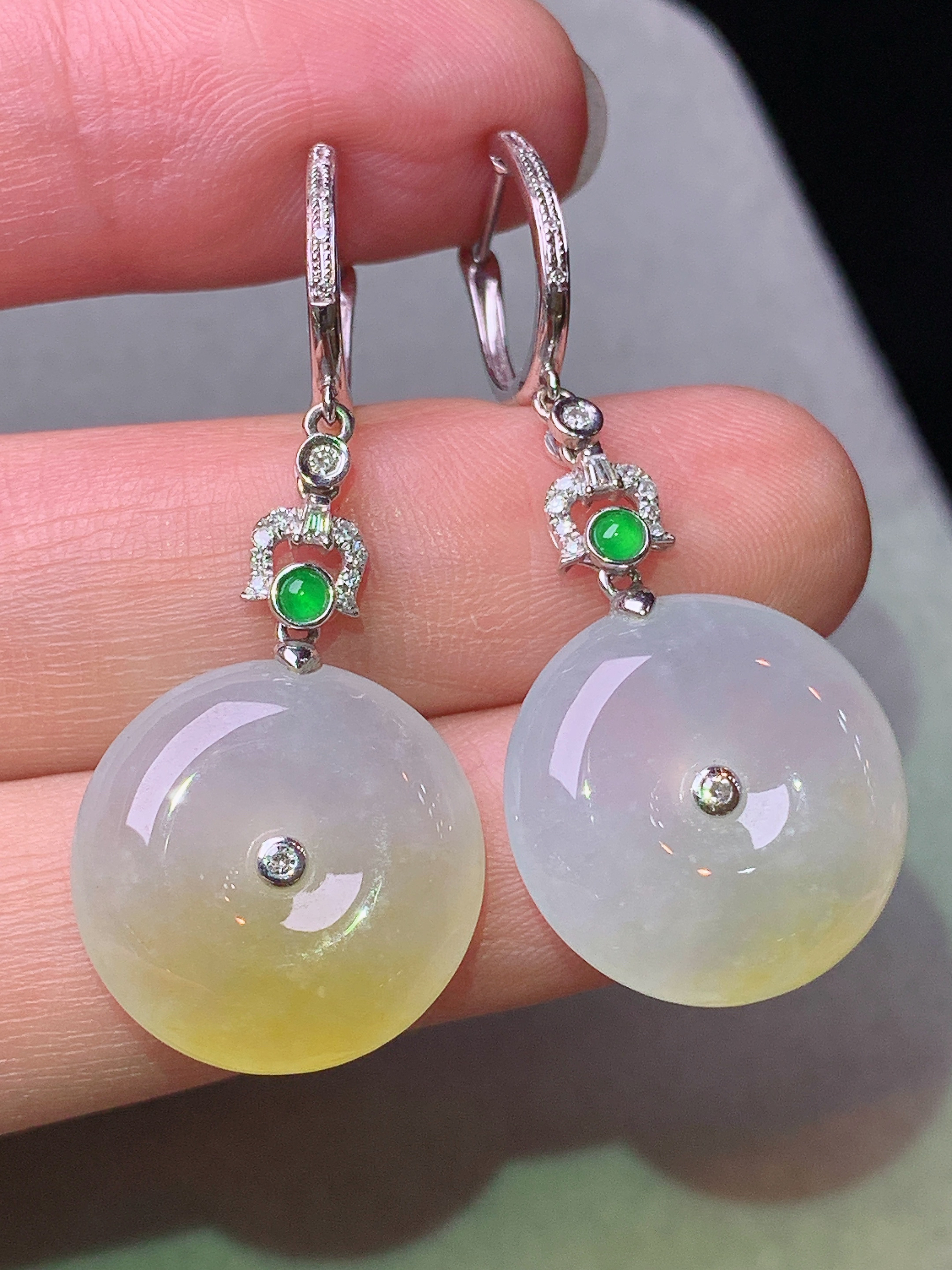 18k金钻镶嵌飘黄翡平安扣耳坠 玉质细腻 色泽艳丽清新 水润亮眼 整体尺寸41*17*5.5b1