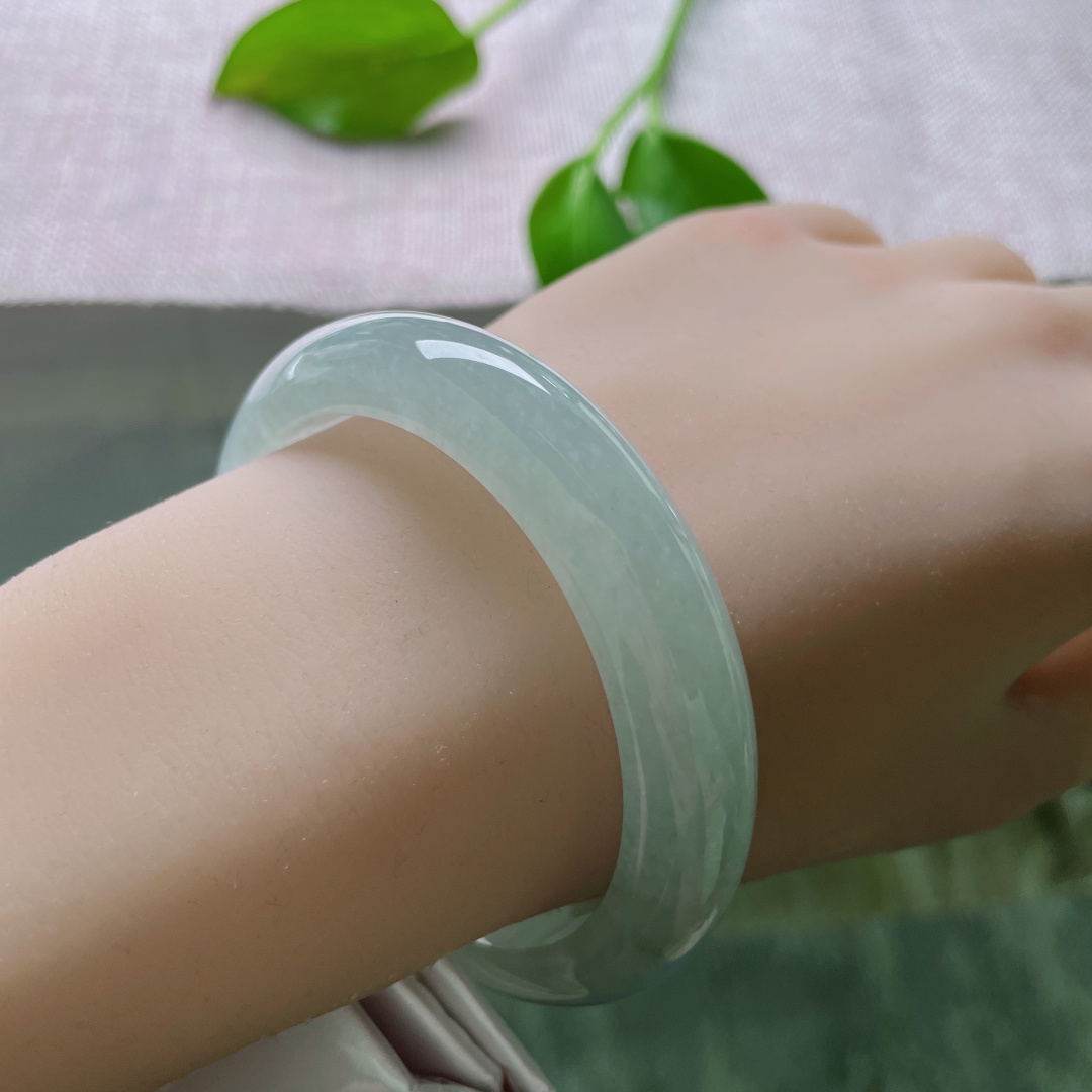 54.6/11.7/8.1，冰晴底正圈，晴水柔光，气质清冷又耐看。一片冰心在玉壶。无裂，ss50560a