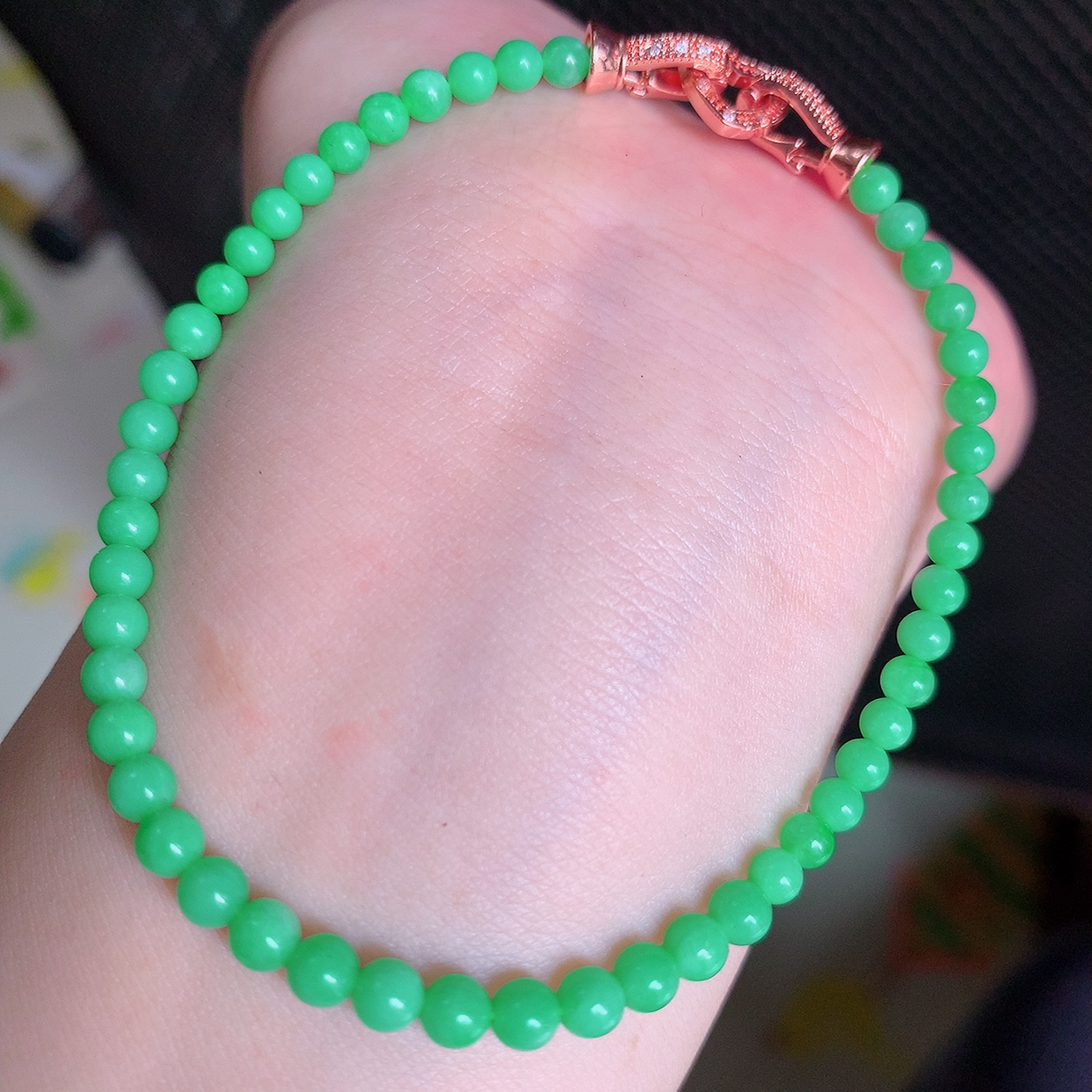 自然光实拍，冰润满绿翡翠手串手链，翠色灵动，佩戴效果时尚出众，尽显气质，玉质细腻，美感十足。#001