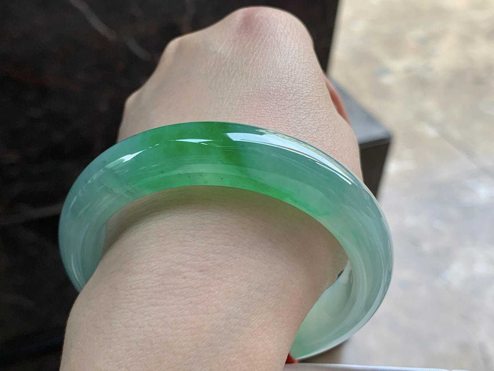 55.5-13.2-8.7

带色手镯^_^种水好 鲜艳