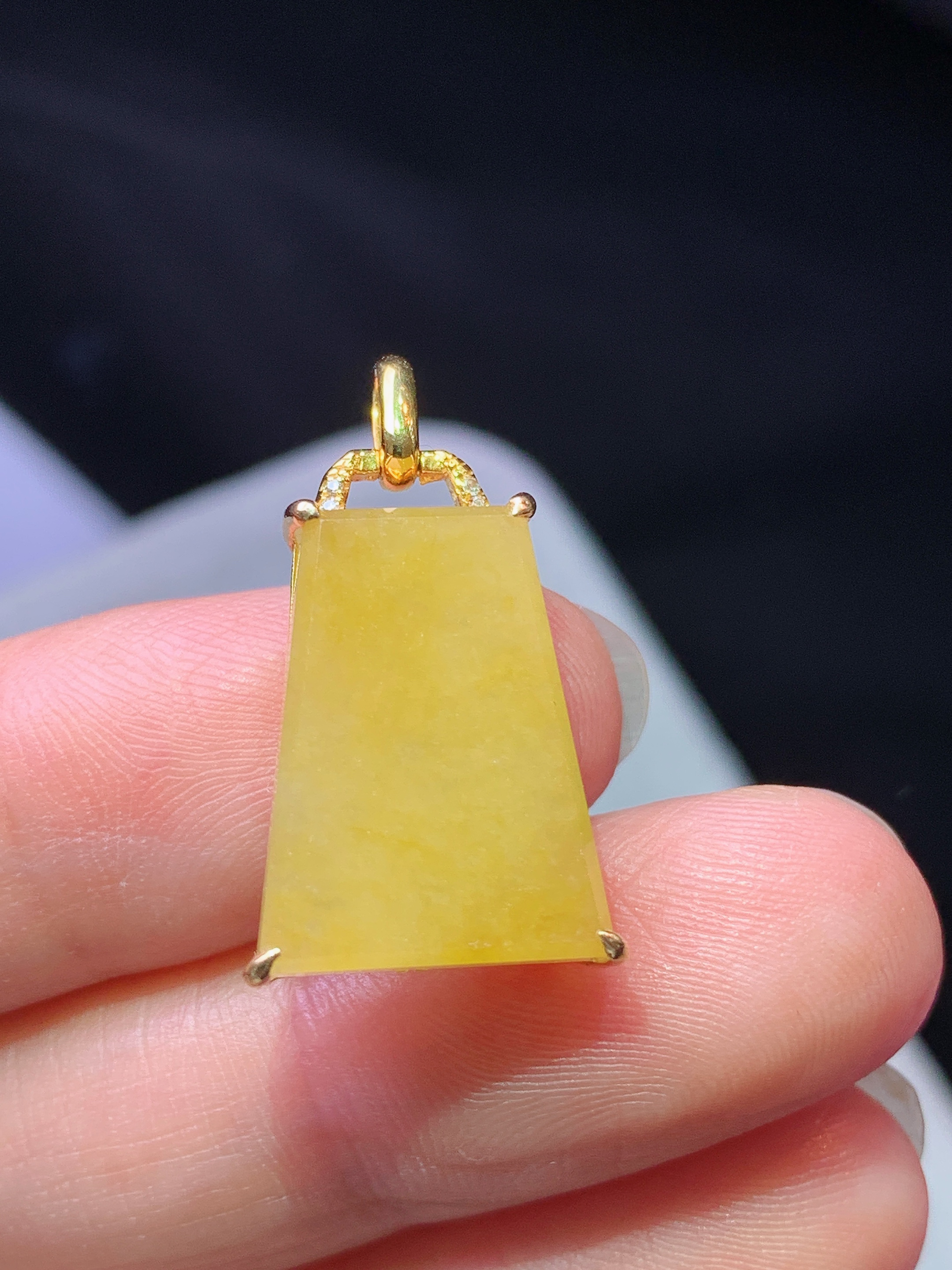 18k金钻镶嵌黄翡无事牌吊坠 玉质细腻 色泽艳丽清新 水润亮眼 整体尺寸24.2*12*6m1