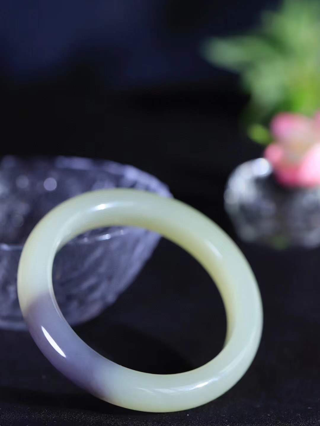 【婉约佳人.手镯】

精品️和田玉晴水烟紫双色手镯 玉质温润细腻 油性十足 手感舒适，高华雅逸，线条流畅，简约大气，美自天成，素雅高贵。佩戴于腕间，婉约之美，举手投足间透出那份低调奢华。重51.7克 内径55.5mm  尺寸11.4-9mm   FDT-78451533