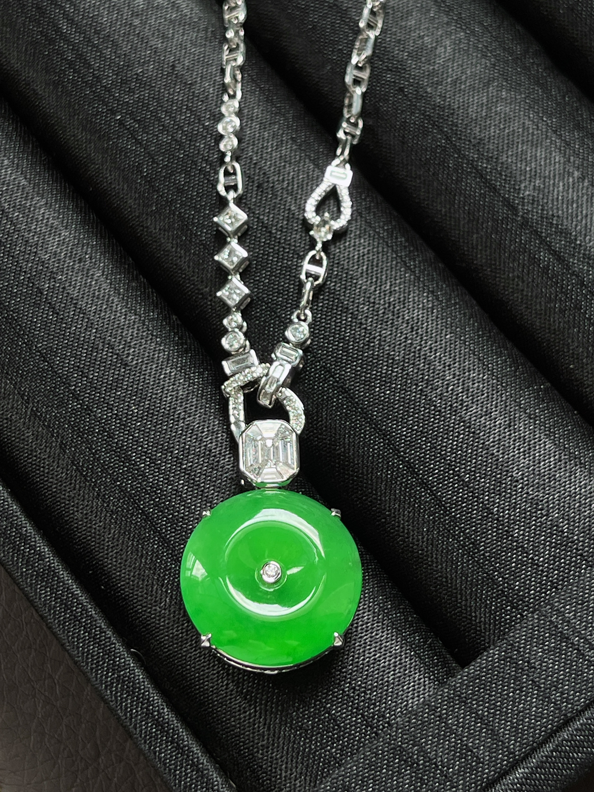 翡翠冰阳绿项链，印记：Au750,伴钻石