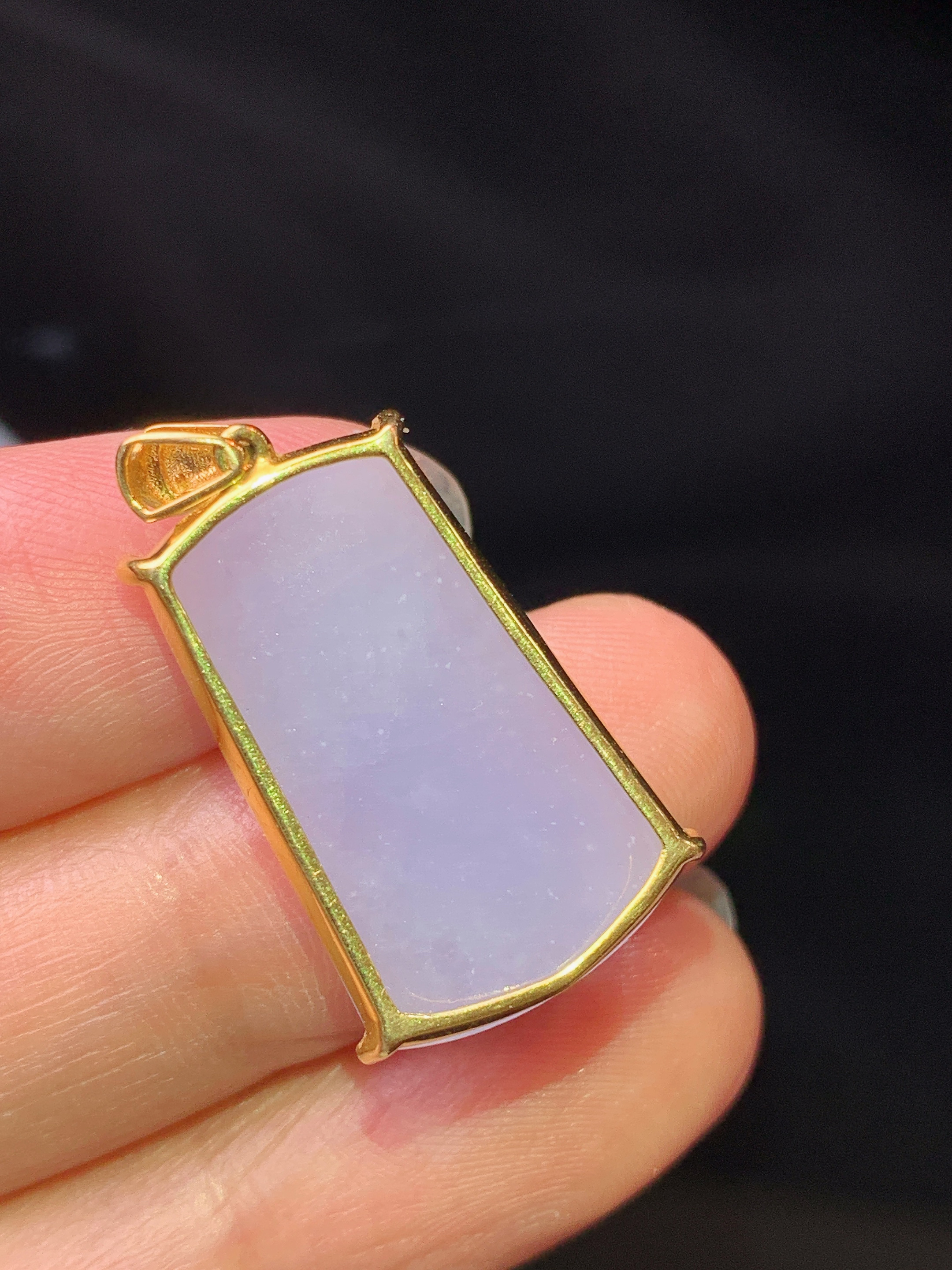 18k金镶嵌淡紫罗兰无事牌吊坠 玉质细腻 色泽艳丽清新 水润亮眼 整体尺寸27*13.3*5.8L4