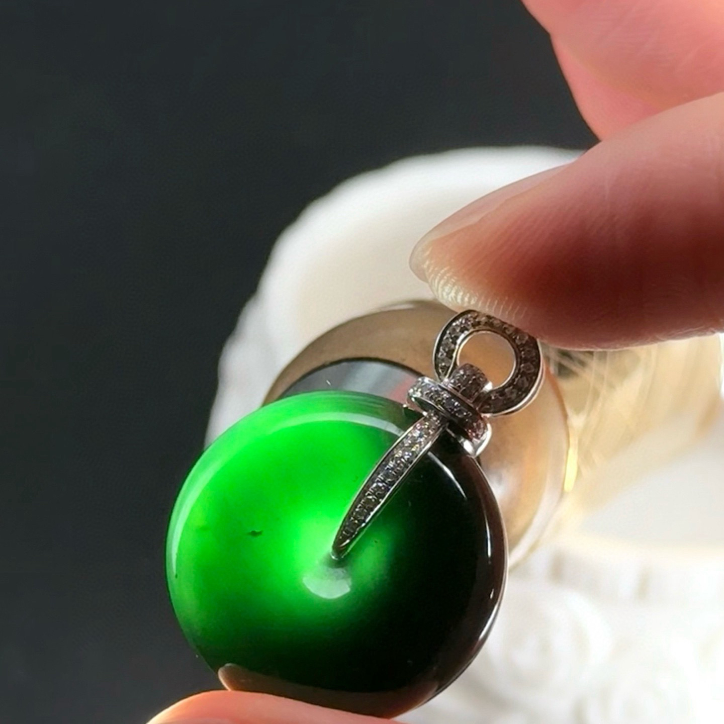 精品18k墨翠平安扣吊坠 种好色正 黑度极好 打灯通透 油性十足 尺寸30.2