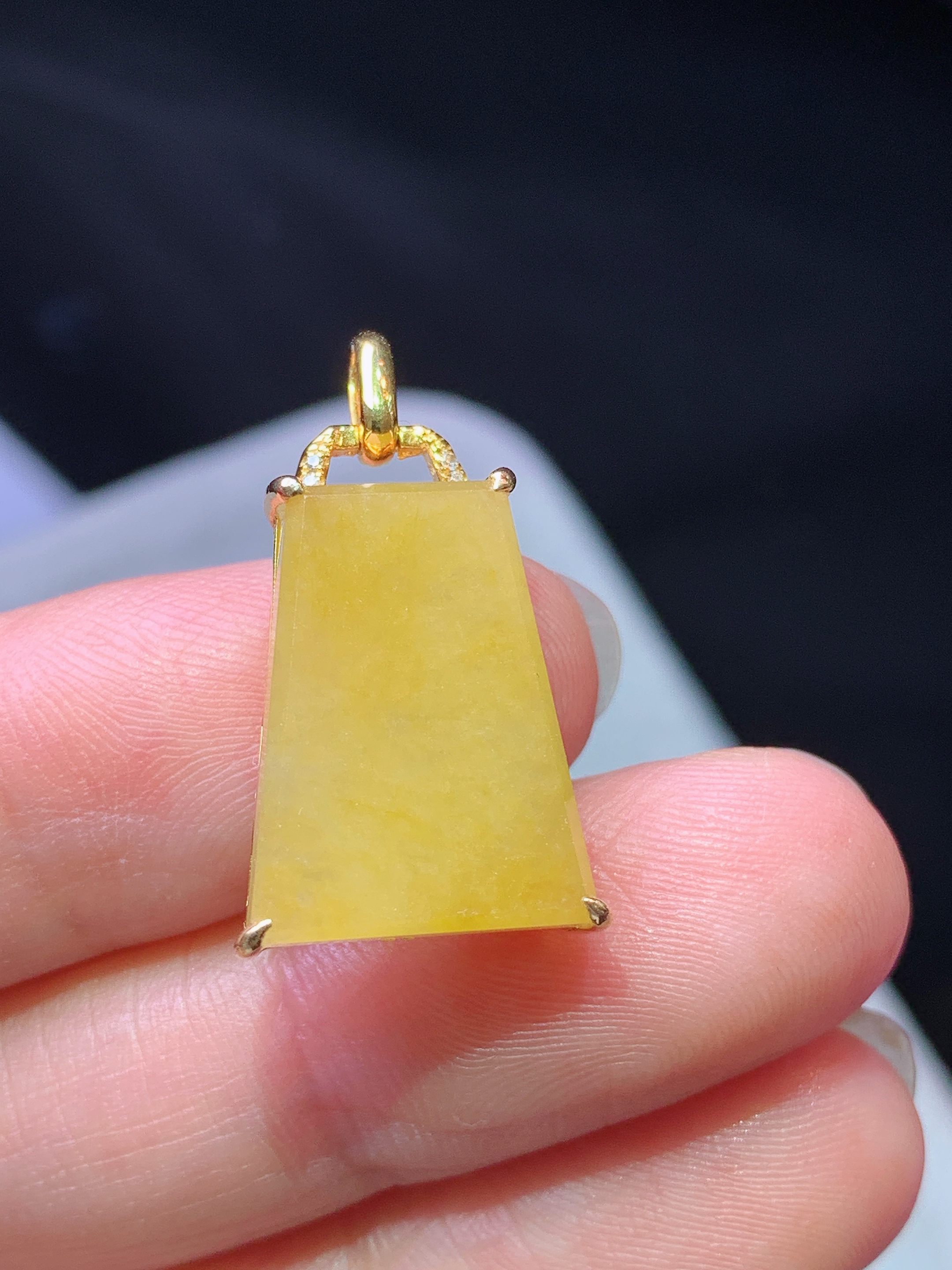18k金钻镶嵌黄翡无事牌吊坠 玉质细腻 色泽艳丽清新 水润亮眼 整体尺寸24.2*12*6m1