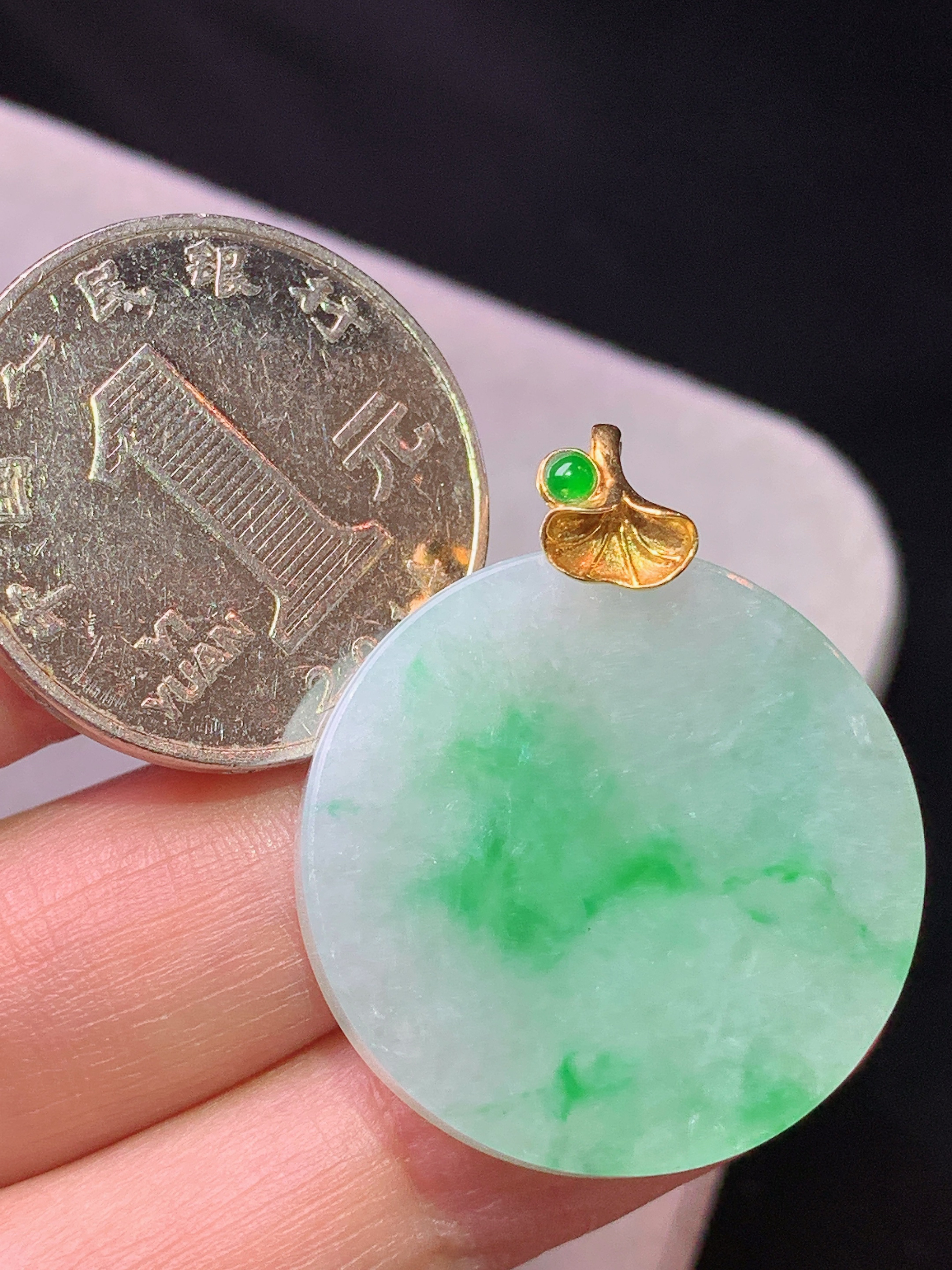 18k金镶嵌飘阳绿圆牌吊坠 玉质细腻 色泽艳丽清新 水润亮眼 整体尺寸32*26.6*4.3b1