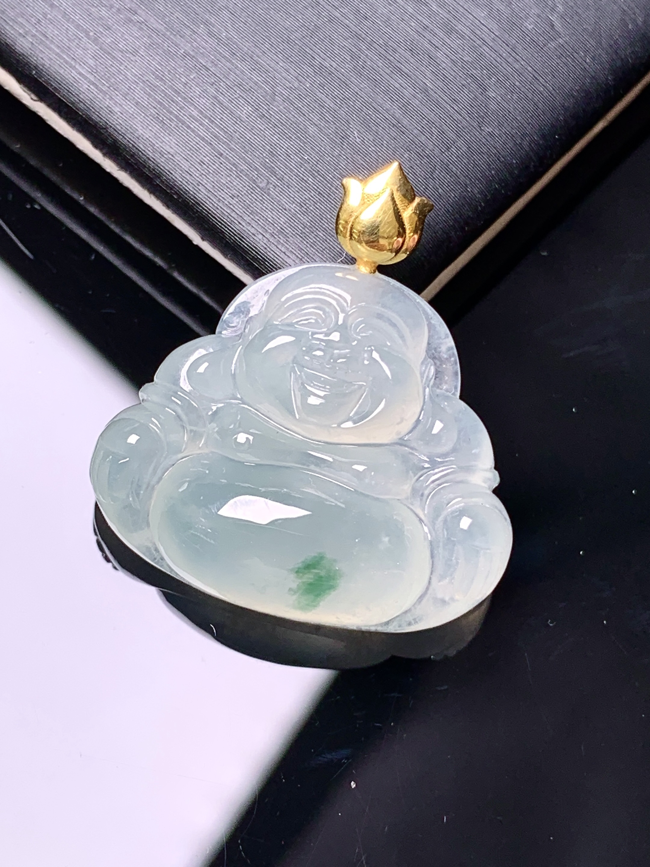 18k金镶嵌冰种飘绿佛公吊坠 玉质细腻 色泽艳丽清新 水润亮眼 整体尺寸24.8*23*6.8m1