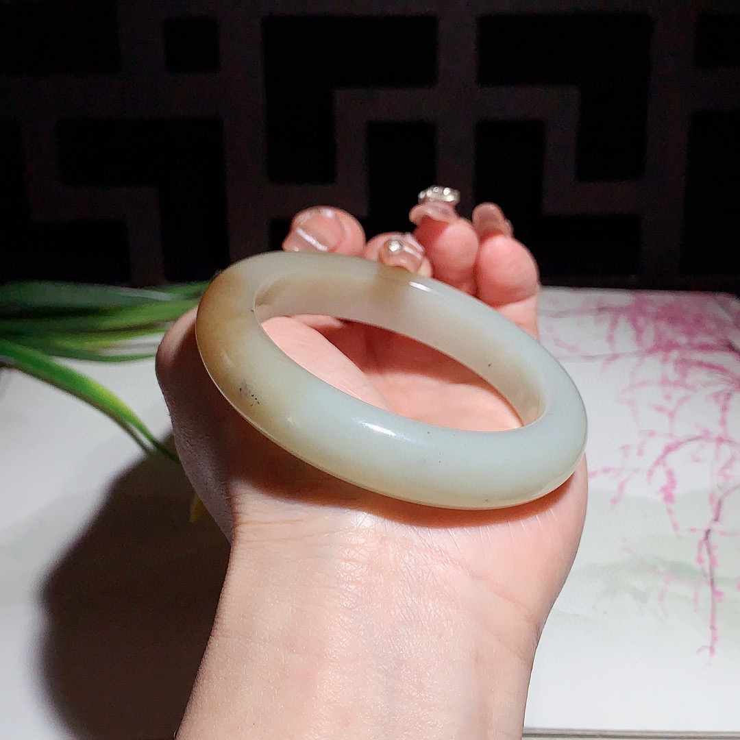 和田玉55.5圈且末糖手镯！玉质细腻油润 底色纯净 无裂无棉 脂粉好，品质高。