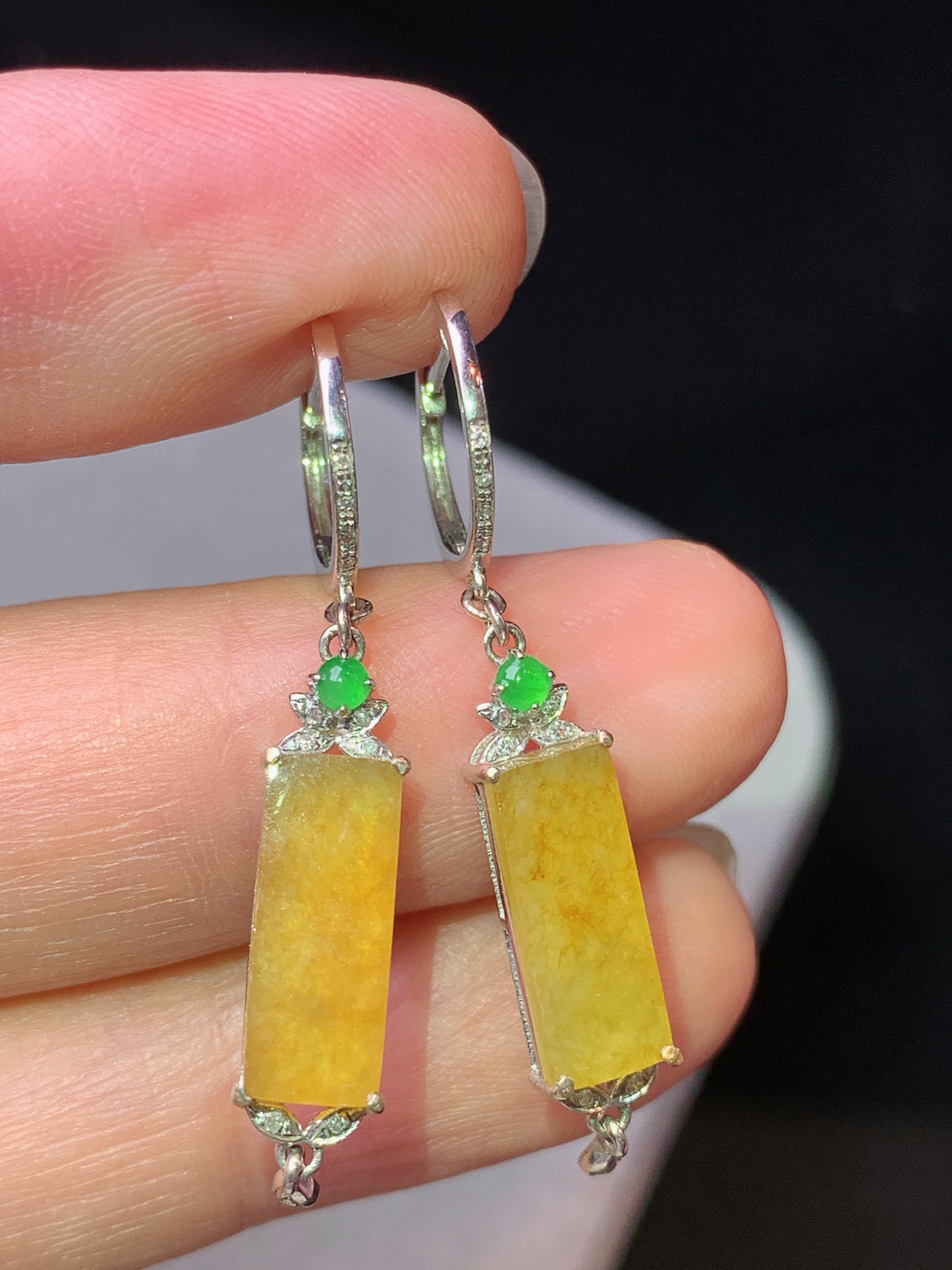 18k金钻镶嵌黄翡无事牌耳坠 玉质细腻 色泽艳丽清新 水润亮眼 整体尺寸36.8*5.2*4yz