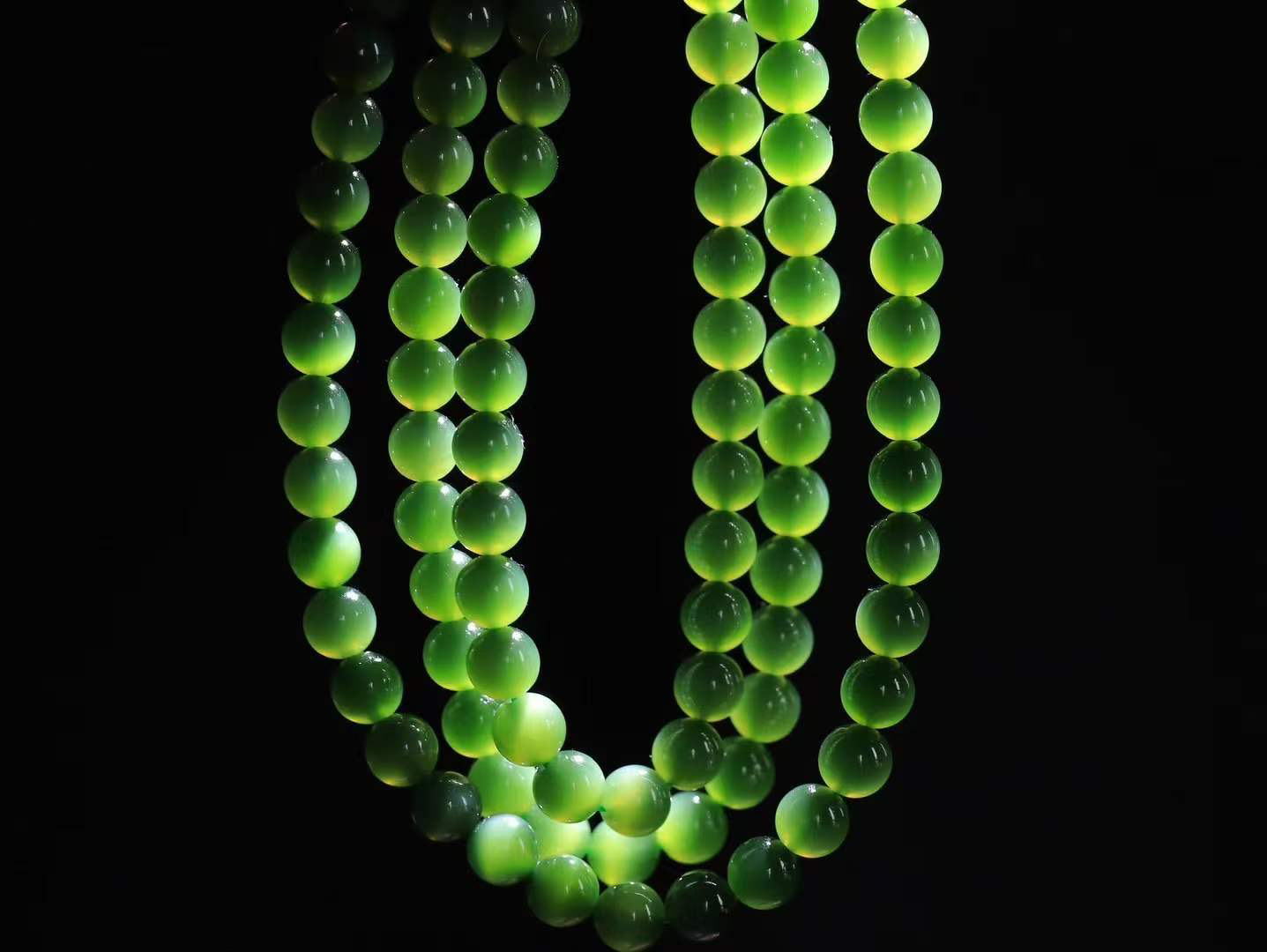 【珠圆玉润.项链】

精品和田玉碧玉猫眼珠圆玉润项链。这串碧玉项链垂落颈间，如把一汪春山绿意轻挽在身。玉色温润，每一颗圆珠都裹着圆满如意的期许，仿金扣轻缀，不事张扬却自有风骨。日常佩戴，是与草木同息的诗意，也是藏在细节里的安然与欢喜。重38.6克  尺寸取一5.9mm  21401466T