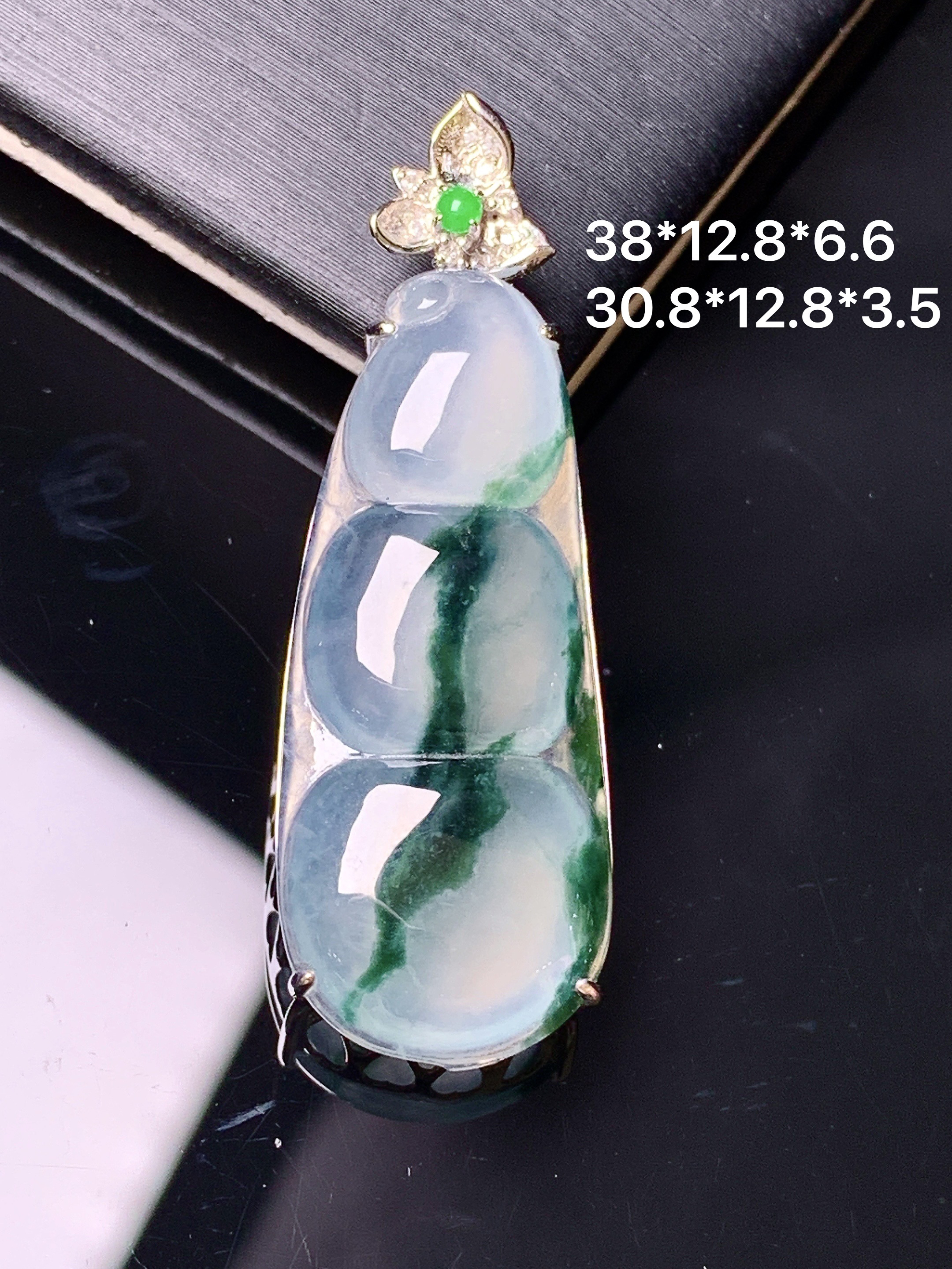 18k金钻镶嵌飘绿四季豆吊坠 玉质细腻 色泽艳丽清新 水润亮眼 整体尺寸38*12.8*6.6yz