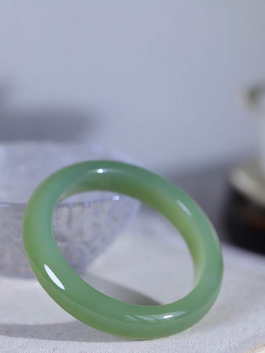 （一见倾心.手镯）

精品和田玉湖水绿手镯，玉质温润细腻 油性十足 手感舒适，高华雅逸，线条流畅，简约大气，美自天成，素雅高贵。佩戴于腕间，婉约之美，举手投足间透出那低调奢华。重61克  尺寸56-13.2-9mm16471530T