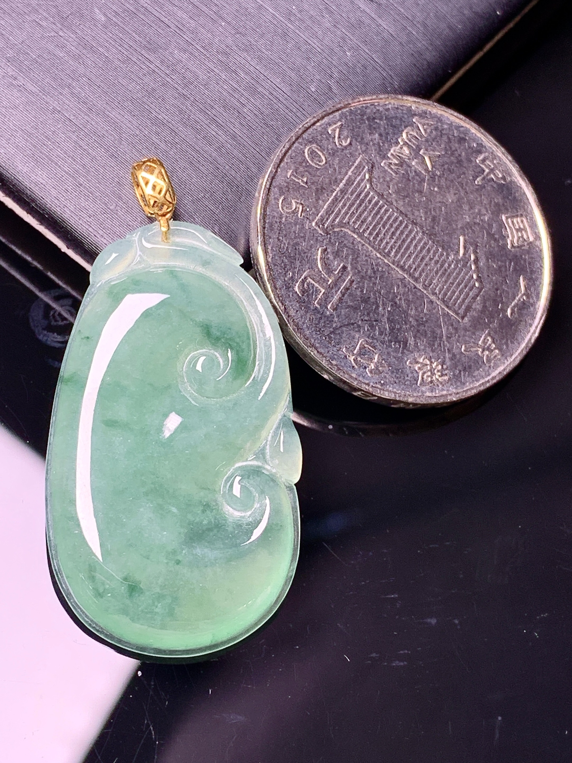 18k金镶嵌飘绿如意吊坠 玉质细腻 色泽艳丽清新 水润亮眼 整体尺寸37*18.2*3.5c1