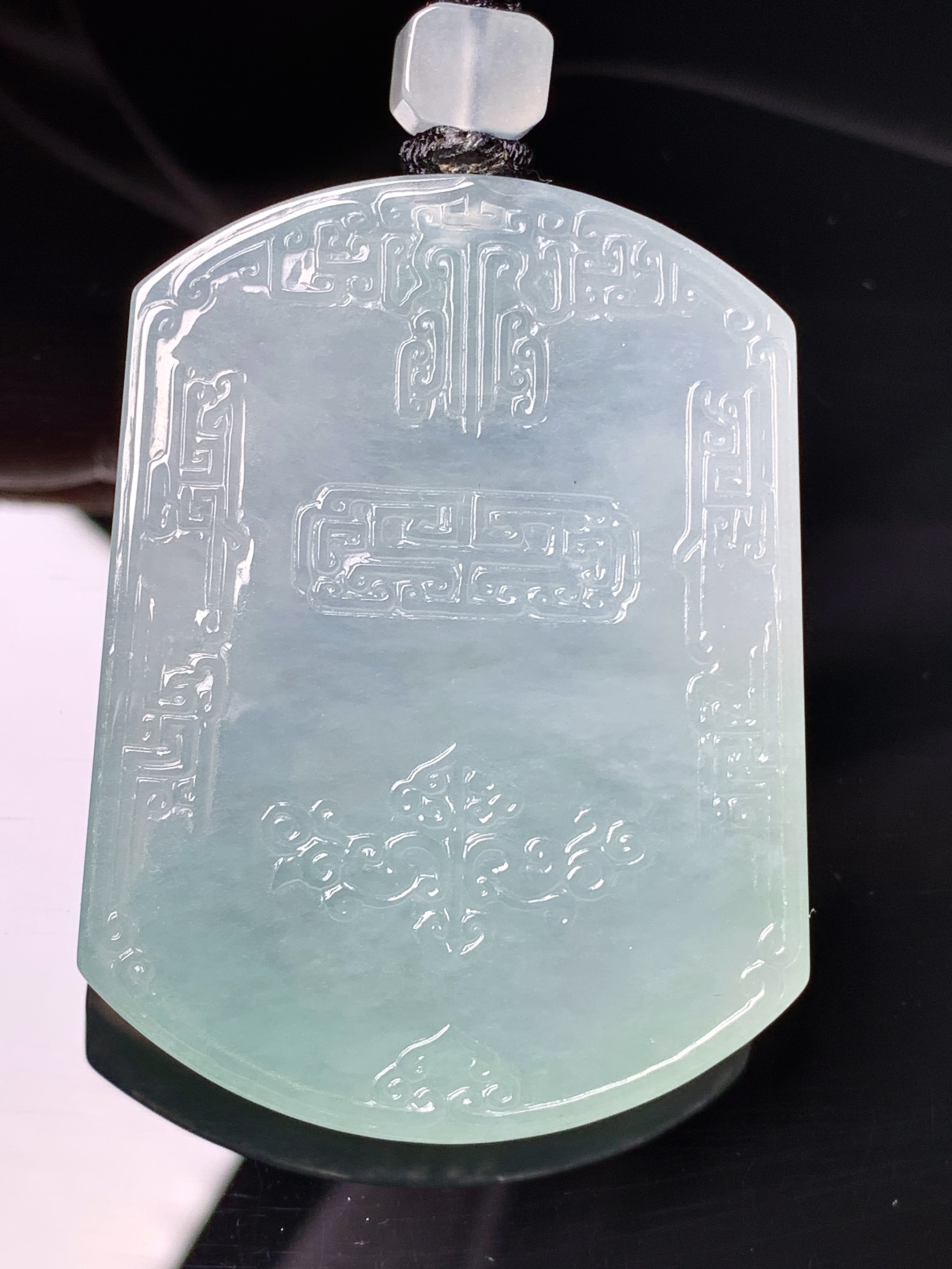 冰种飘绿雕花牌吊坠 玉质细腻 色泽艳丽清新 水润亮眼 整体尺寸50.8*38*5.8L1