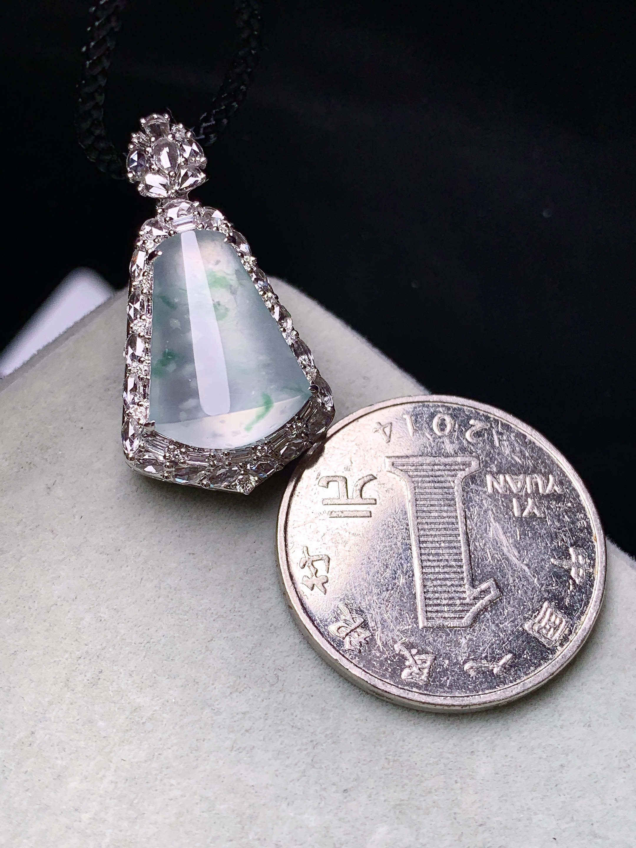 18k金钻镶嵌冰种飘花玉柱吊坠 玉质细腻 色泽艳丽清新 水润亮眼 整体尺寸29.5*16*12b12