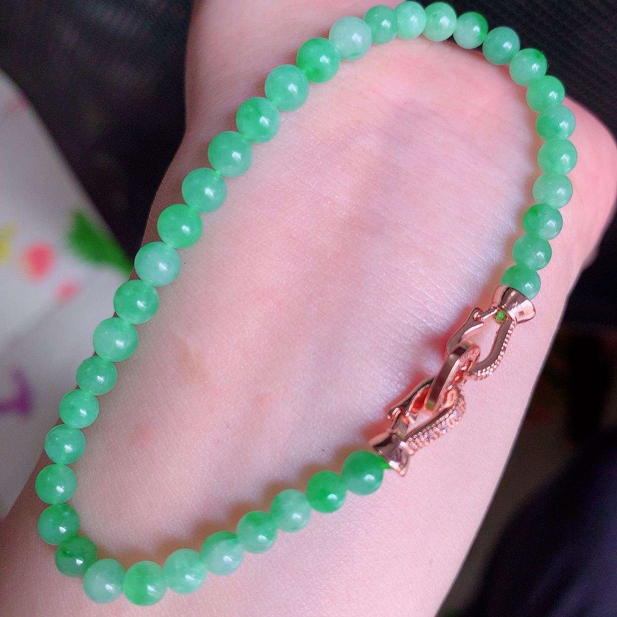 自然光实拍，冰润满绿翡翠手串手链，翠色灵动，佩戴效果时尚出众，尽显气质，玉质细腻，美感十足。#002.1取一尺寸4.8mm