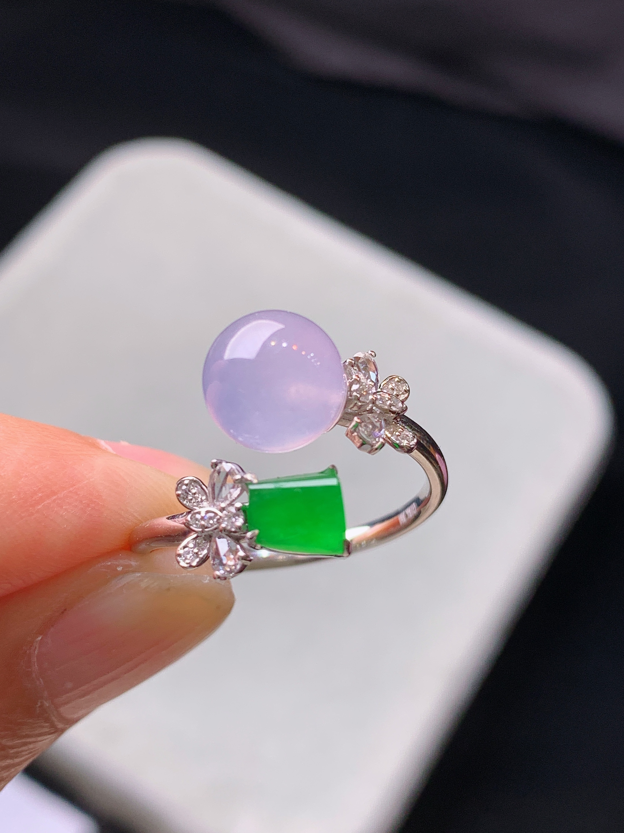 18k金钻镶嵌浅紫罗兰圆珠戒指 玉质细腻 色泽艳丽清新 水润亮眼 圈口15 整体尺寸7.8b5