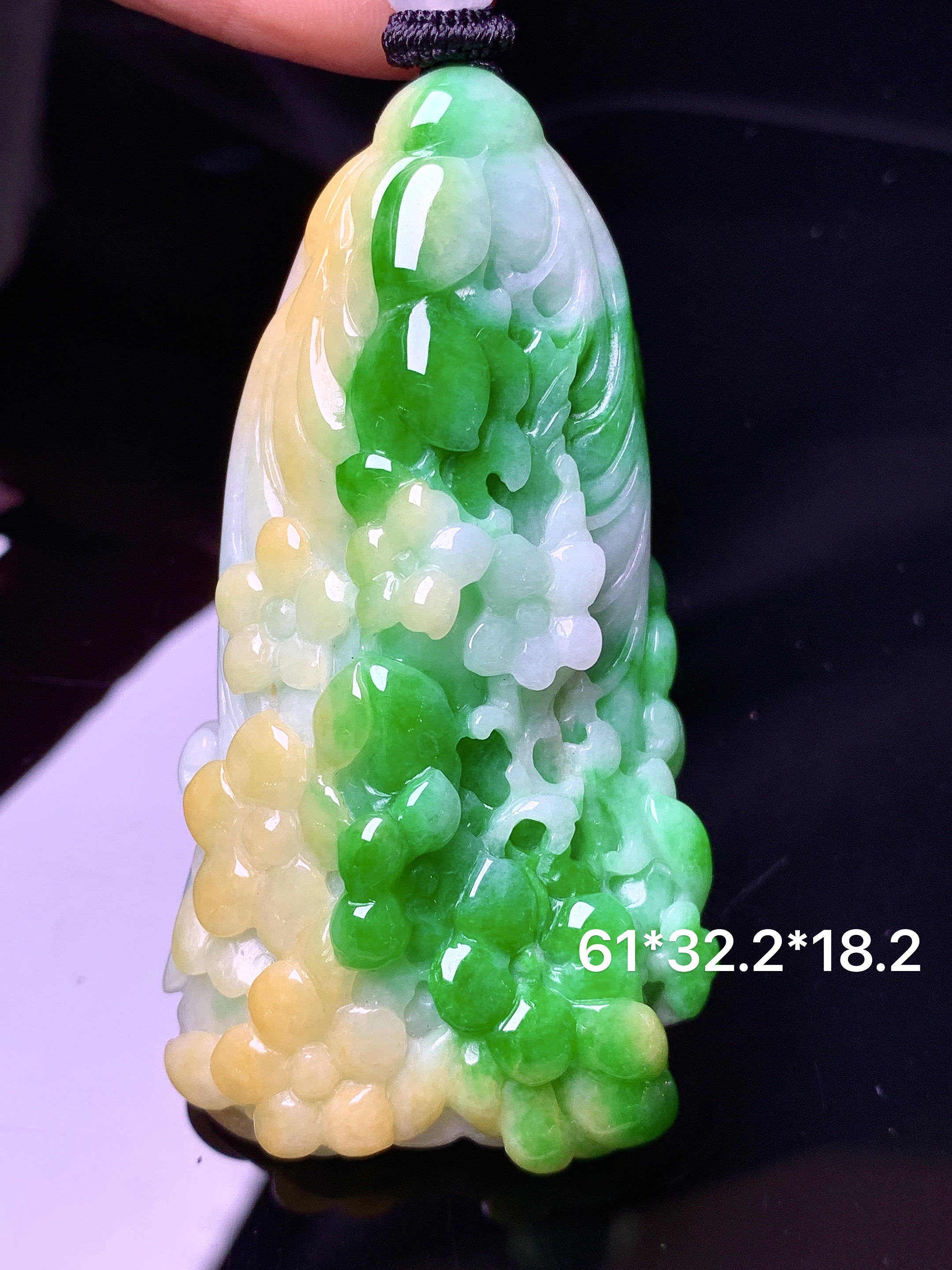 飘黄绿白菜吊坠 玉质细腻 色泽艳丽清新 水润亮眼 整体尺寸61*32.2*18.2w1