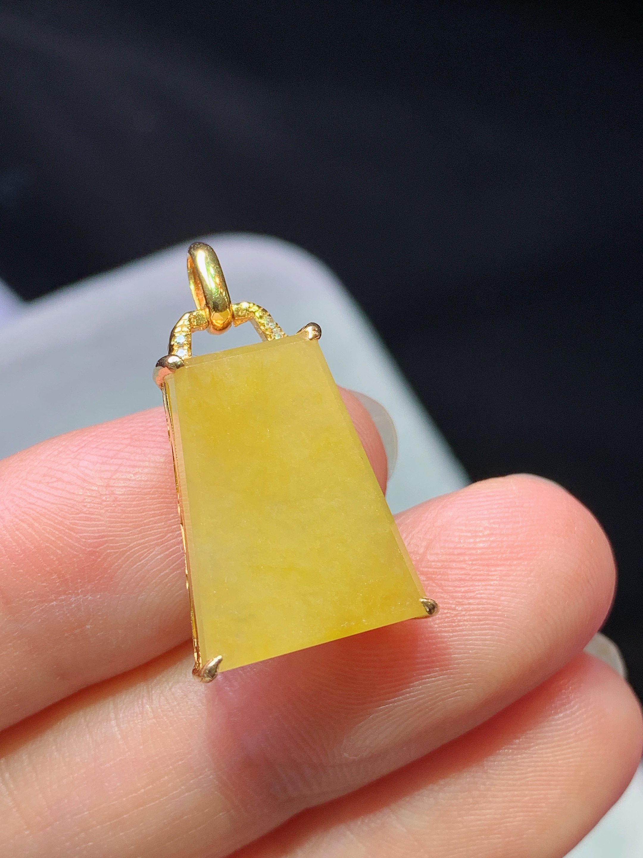 18k金钻镶嵌黄翡无事牌吊坠 玉质细腻 色泽艳丽清新 水润亮眼 整体尺寸24.2*12*6m1