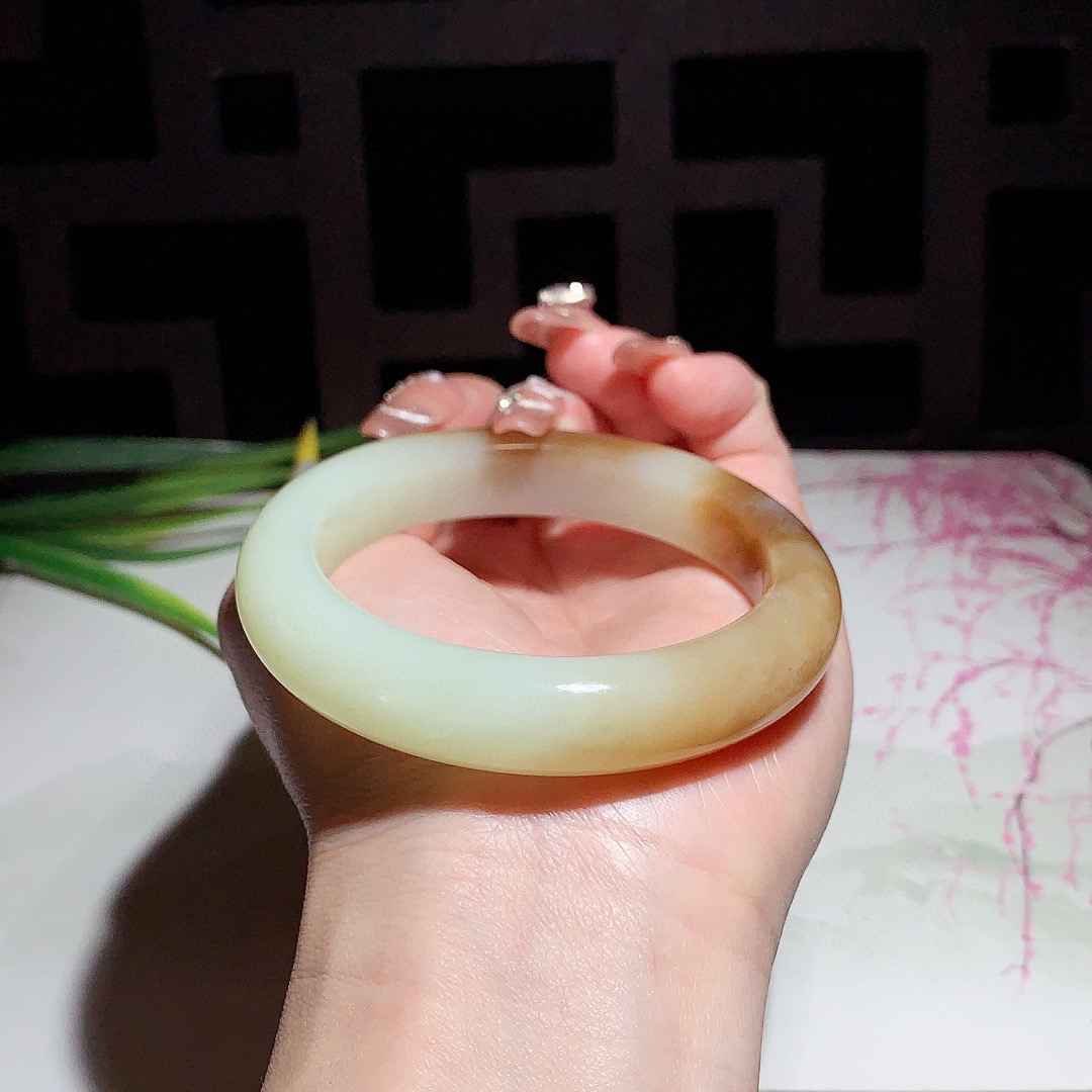 和田玉54.6圈且末糖手镯！玉质细腻油润 底色纯净 脂粉好，品质高。