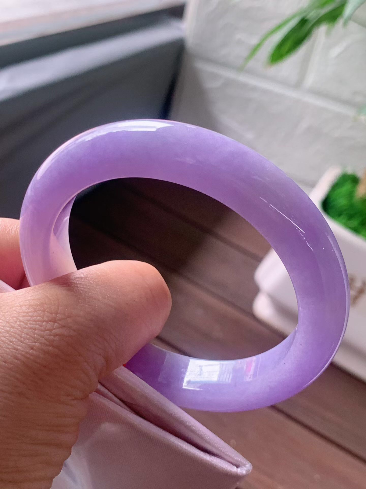 【翡翠名称】老坑种紫罗兰59.5大圈口手镯
【翡翠尺寸】59.5/12.7/9.7mm适合58.5-61正圈口佩戴
【翡翠描述】宝贝种老水足，玉质细腻，色泽靓丽，性价比高，佩戴效果好！
【其它赠送】权威证书/精美挂绳盒子/支持全国复检