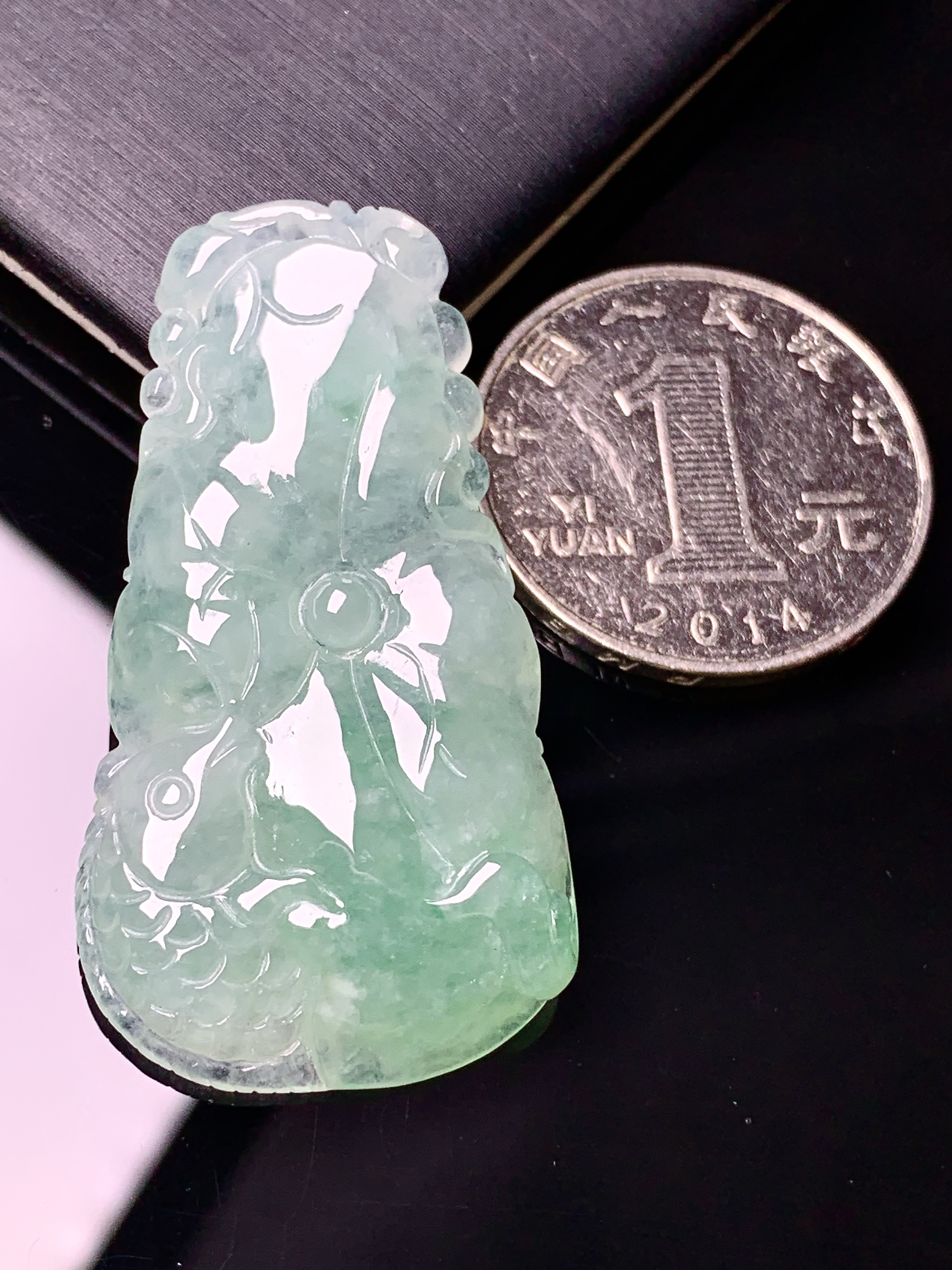 飘绿荷叶牌吊坠 玉质细腻 色泽艳丽清新 水润亮眼 整体尺寸43*23.2*6d1