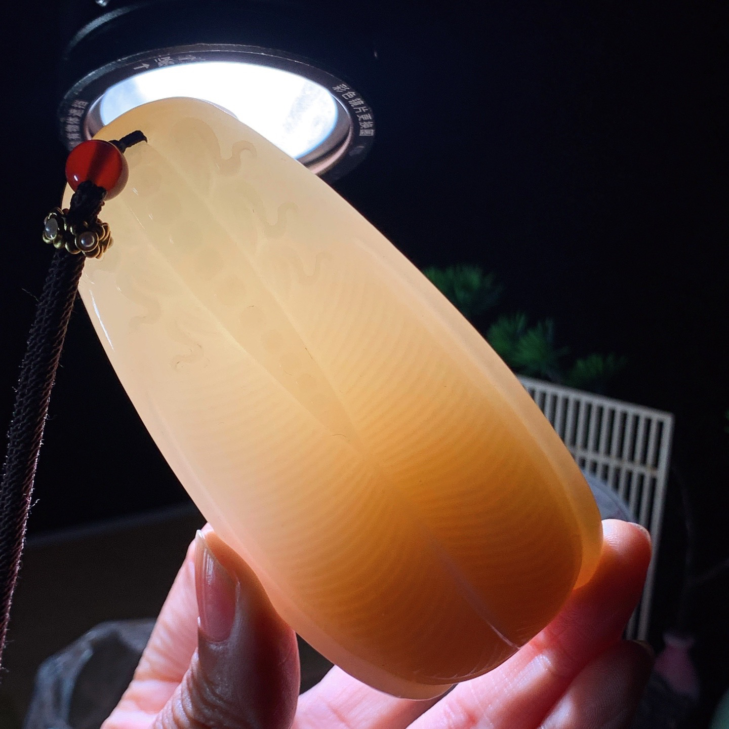 新疆和田玉且末糖平一鸣惊人把件！尺寸98/48/26重211克。玉质细腻油润。手推出油。佩戴高端典雅。lt260415