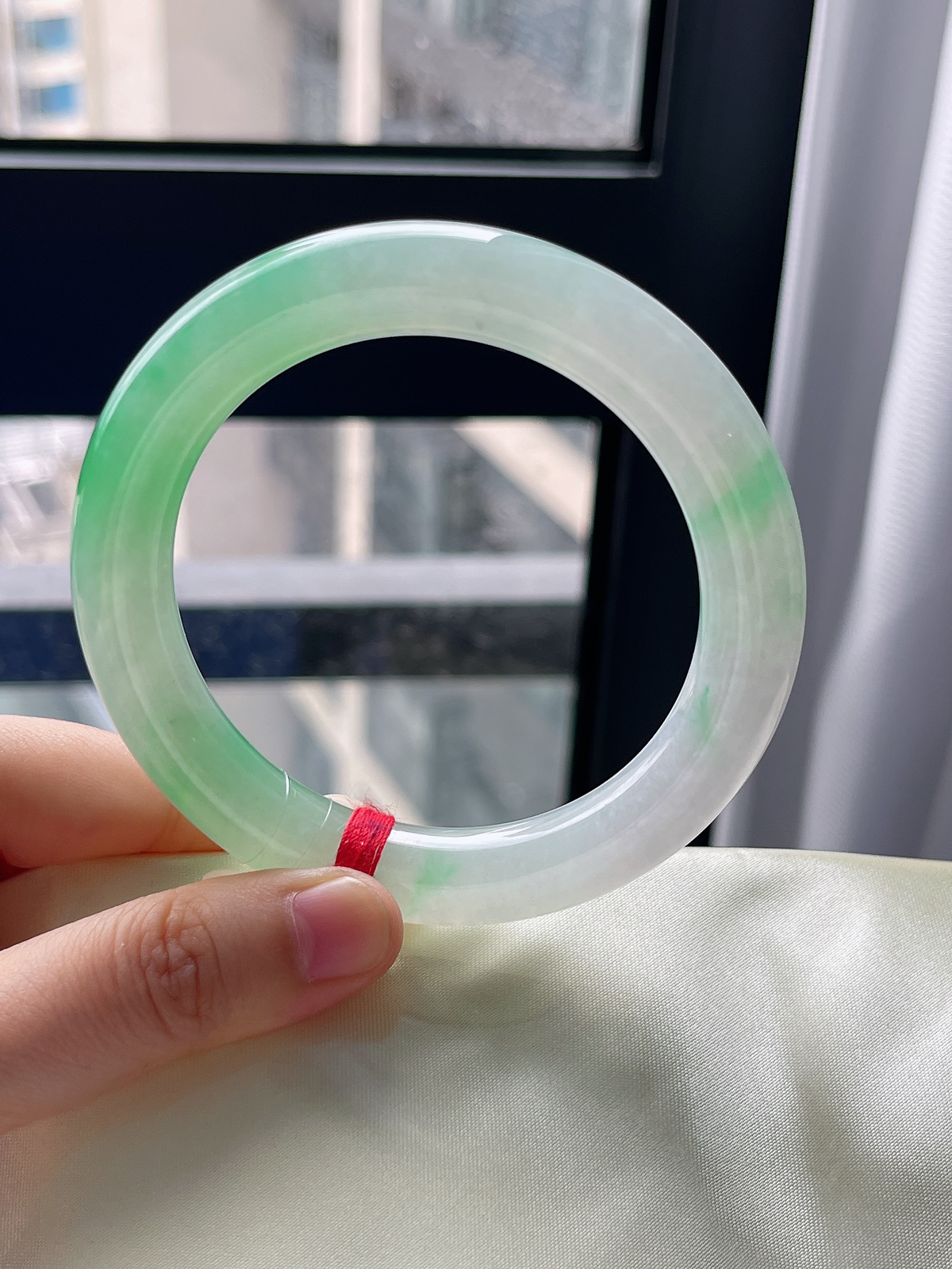 圆镯54.7圈口，翡翠冰糯种飘绿手镯