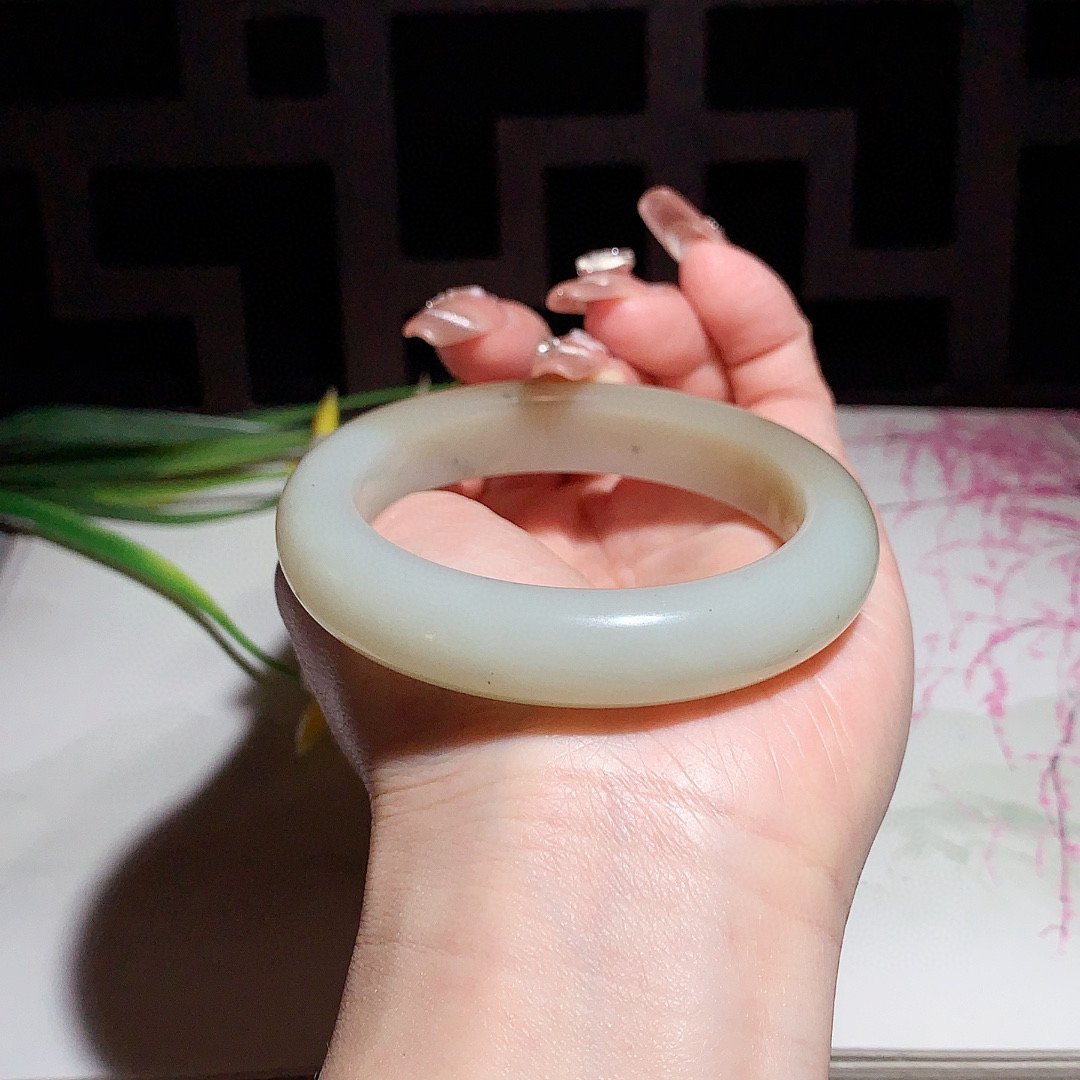 和田玉55.5圈且末糖手镯！玉质细腻油润 底色纯净 无裂无棉 脂粉好，品质高。