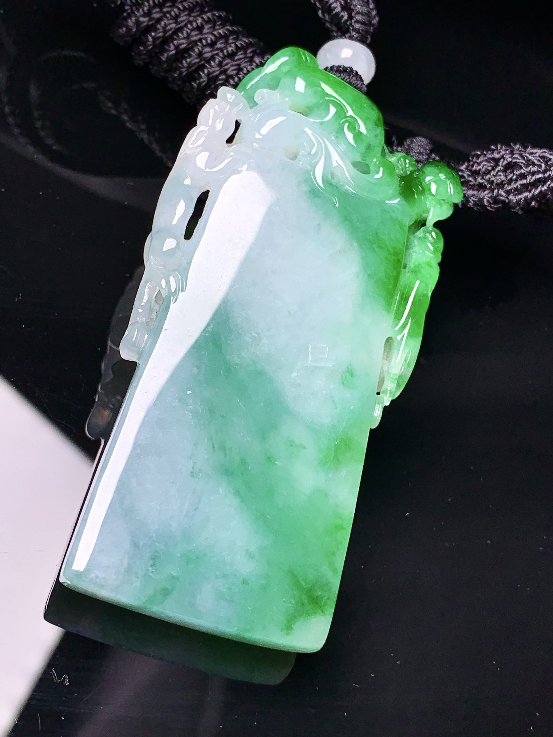 飘绿竹节吊坠 玉质细腻 色泽艳丽清新 水润亮眼 整体尺寸61.8*30.5*7L1