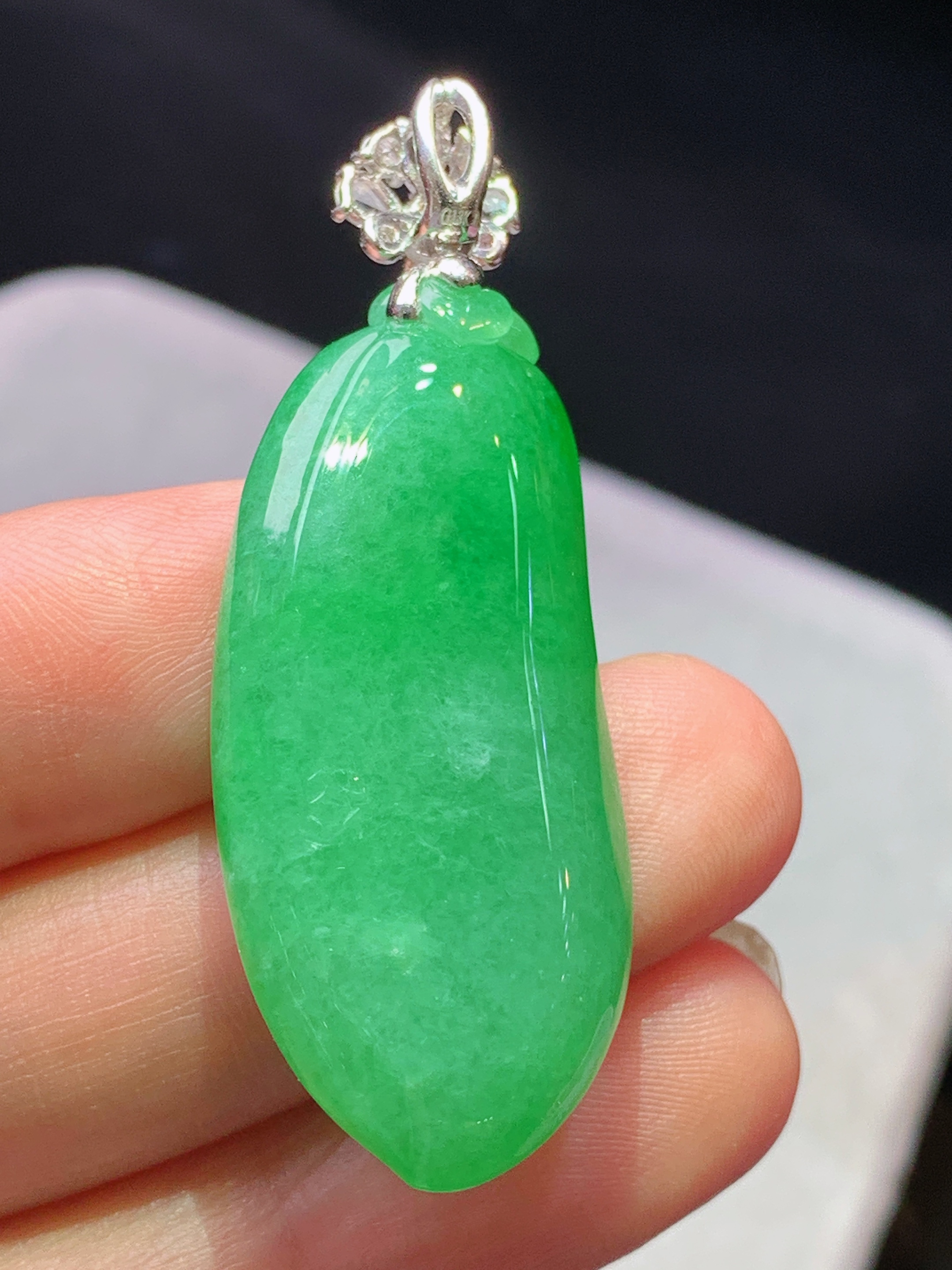 18k金钻镶嵌满绿福瓜吊坠 玉质细腻 色泽艳丽清新 水润亮眼 整体尺寸46.8*17.5*7b5