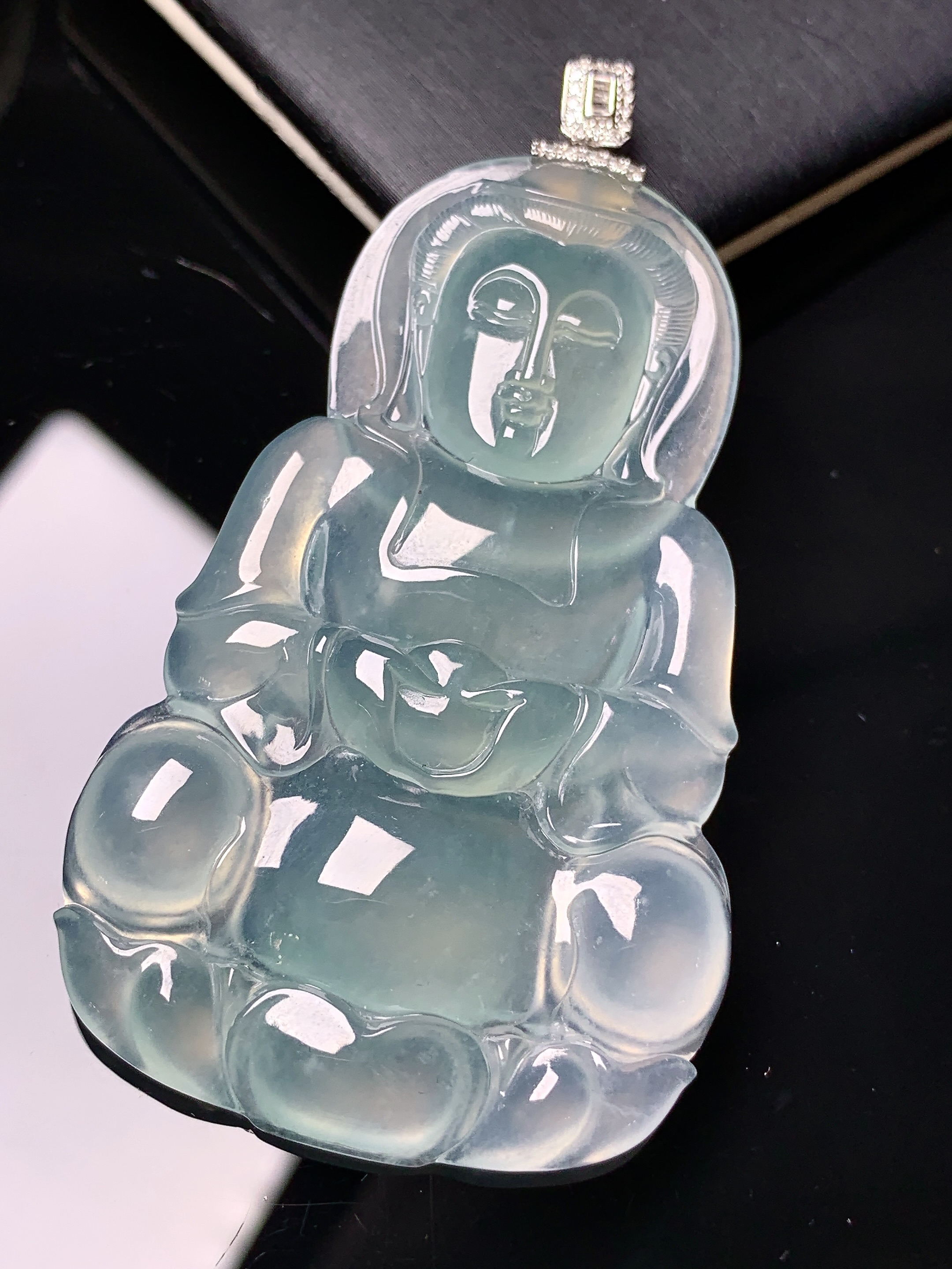 18k金钻镶嵌冰种观音菩萨吊坠 玉质细腻 色泽艳丽清新 水润亮眼 整体尺寸64.5*35.5*5.6