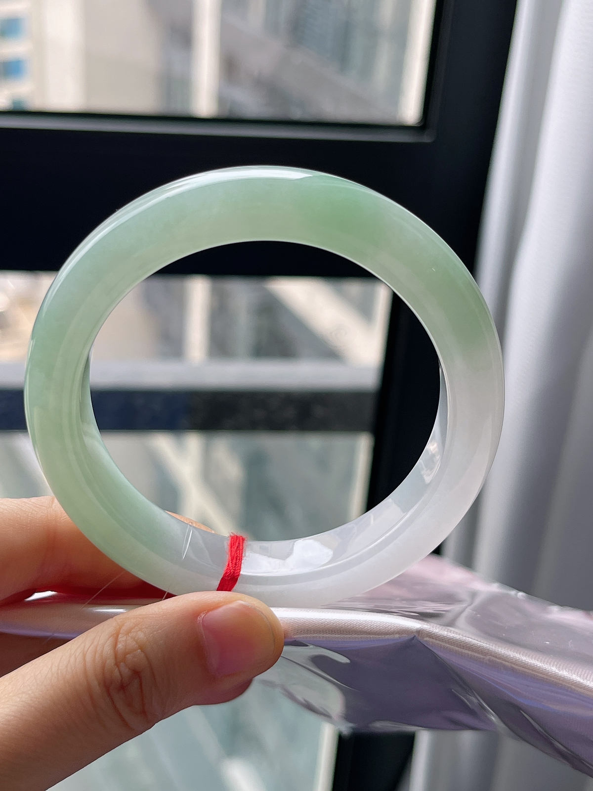 正圈57圈口，翡翠冰糯种淡绿色手镯