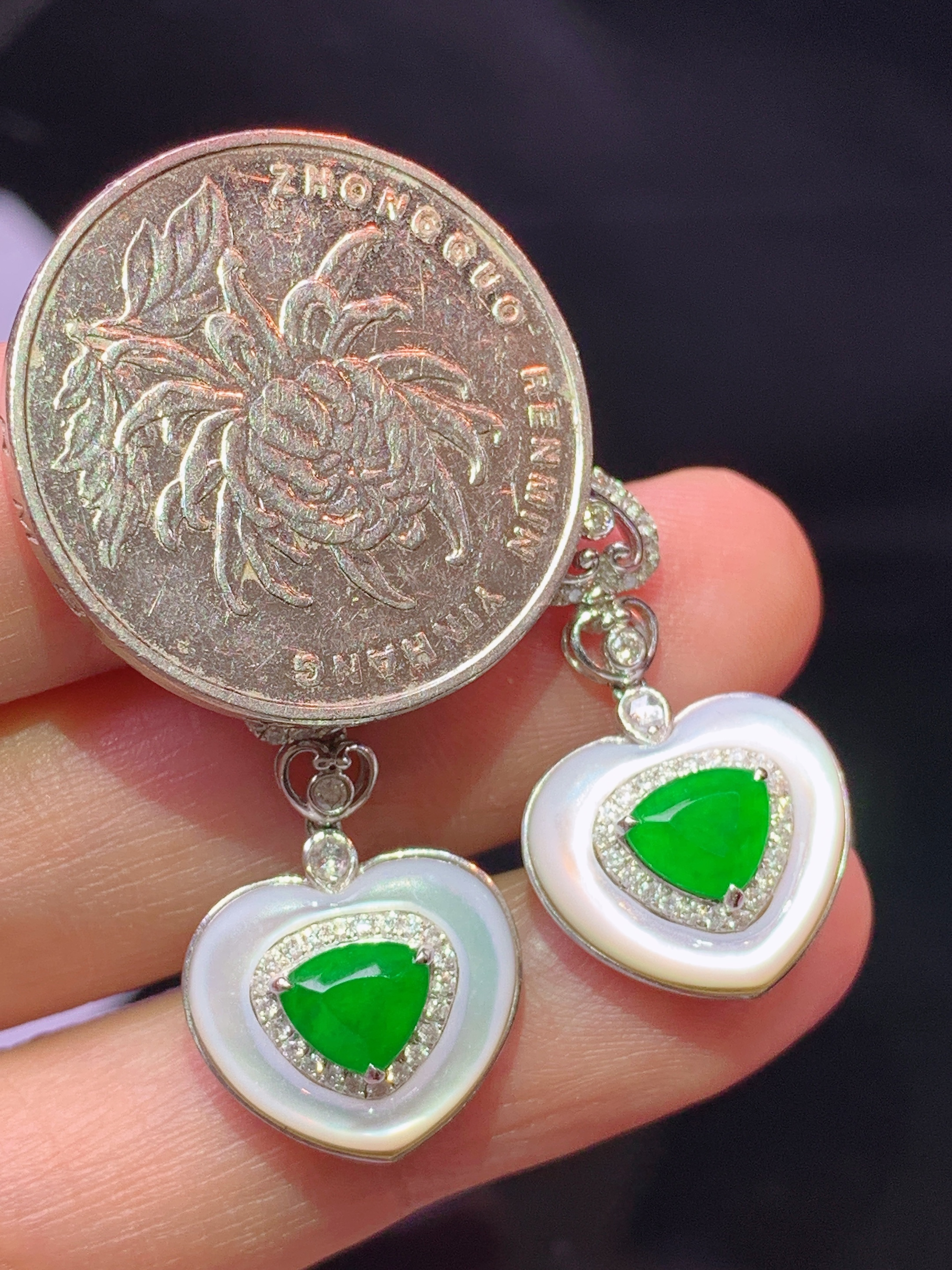 18k金钻白贝壳镶嵌满绿心形耳坠 玉质细腻 色泽艳丽清新 水润亮眼 整体尺寸24.8*14*7b7