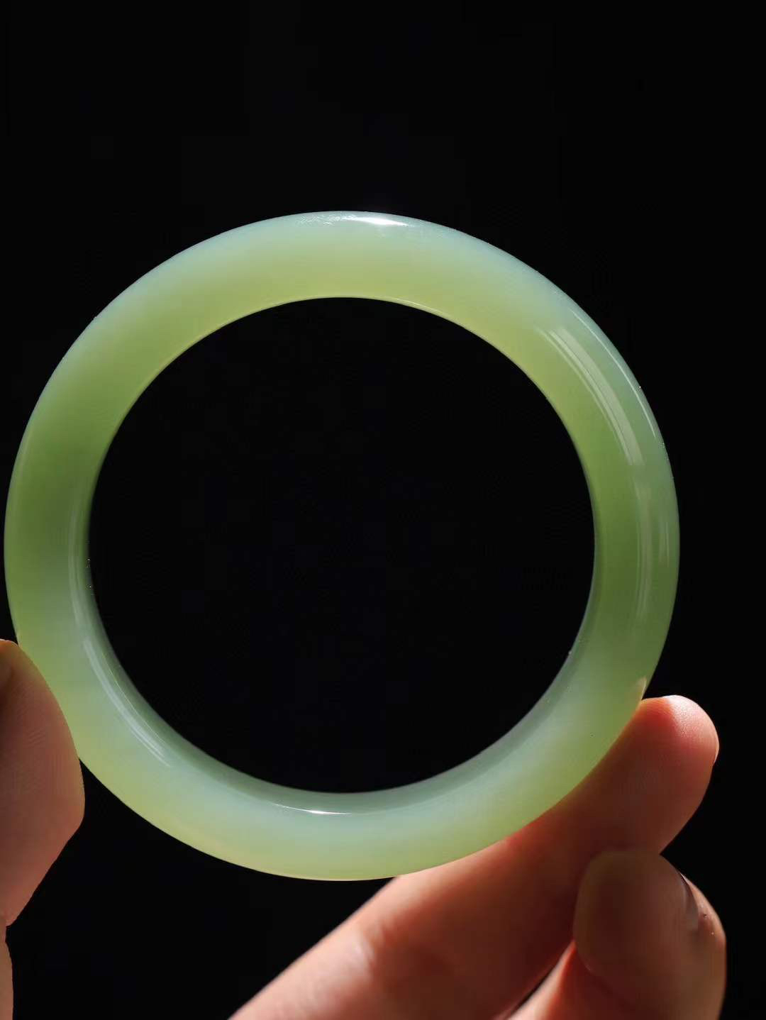 （一见倾心.手镯）

精品和田玉湖水绿手镯，玉质温润细腻 油性十足 手感舒适，高华雅逸，线条流畅，简约大气，美自天成，素雅高贵。佩戴于腕间，婉约之美，举手投足间透出那低调奢华。重61克  尺寸56-13.2-9mm16471530T