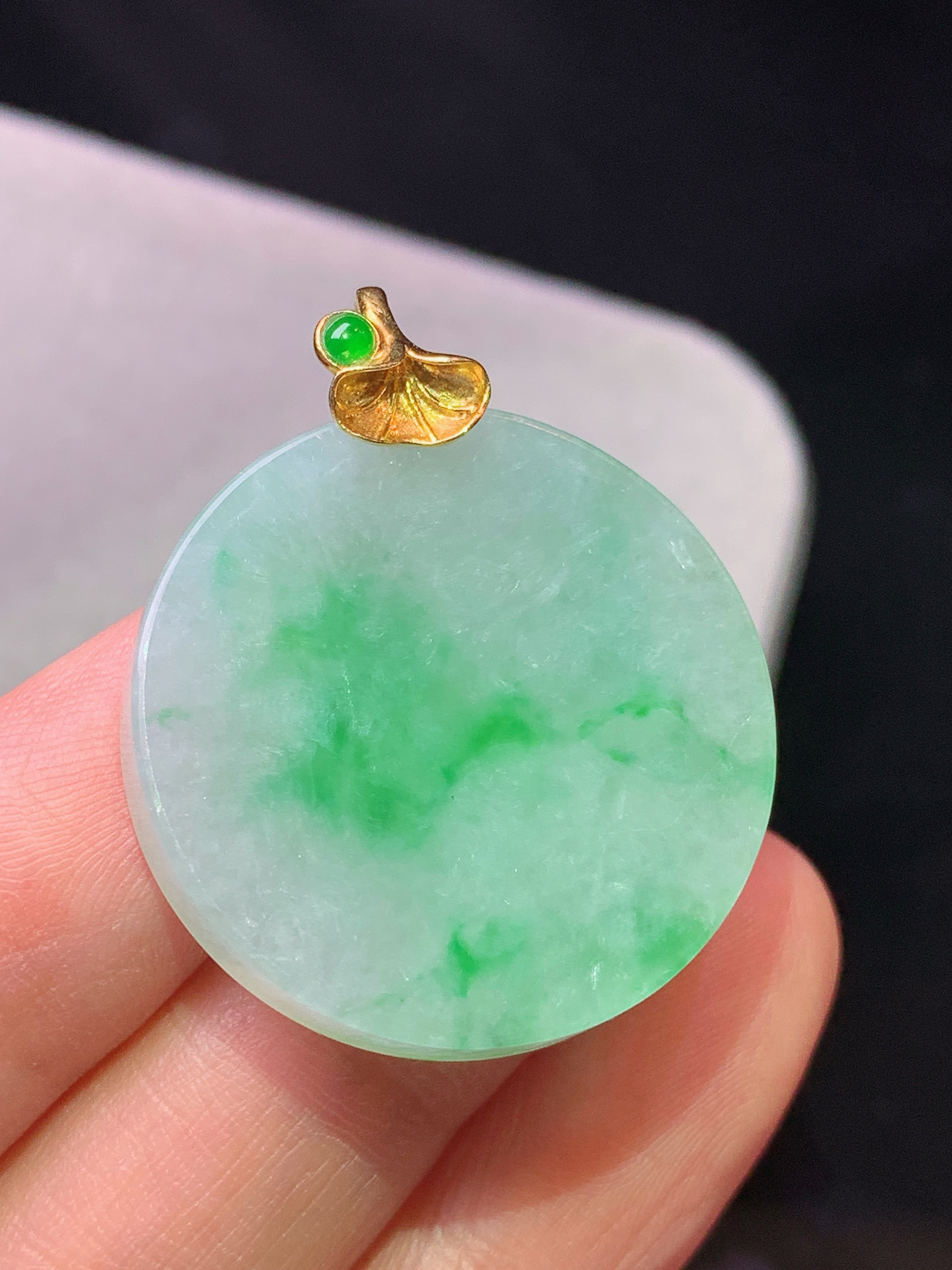 18k金镶嵌飘阳绿圆牌吊坠 玉质细腻 色泽艳丽清新 水润亮眼 整体尺寸32*26.6*4.3b1