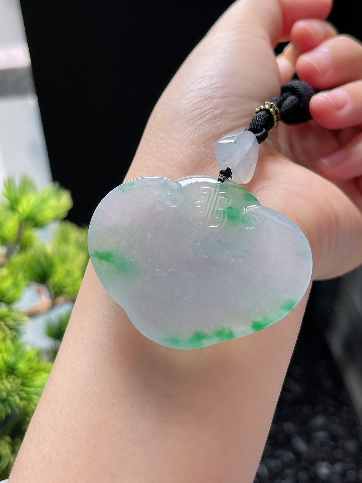 翡翠冰糯种飘绿如意挂件