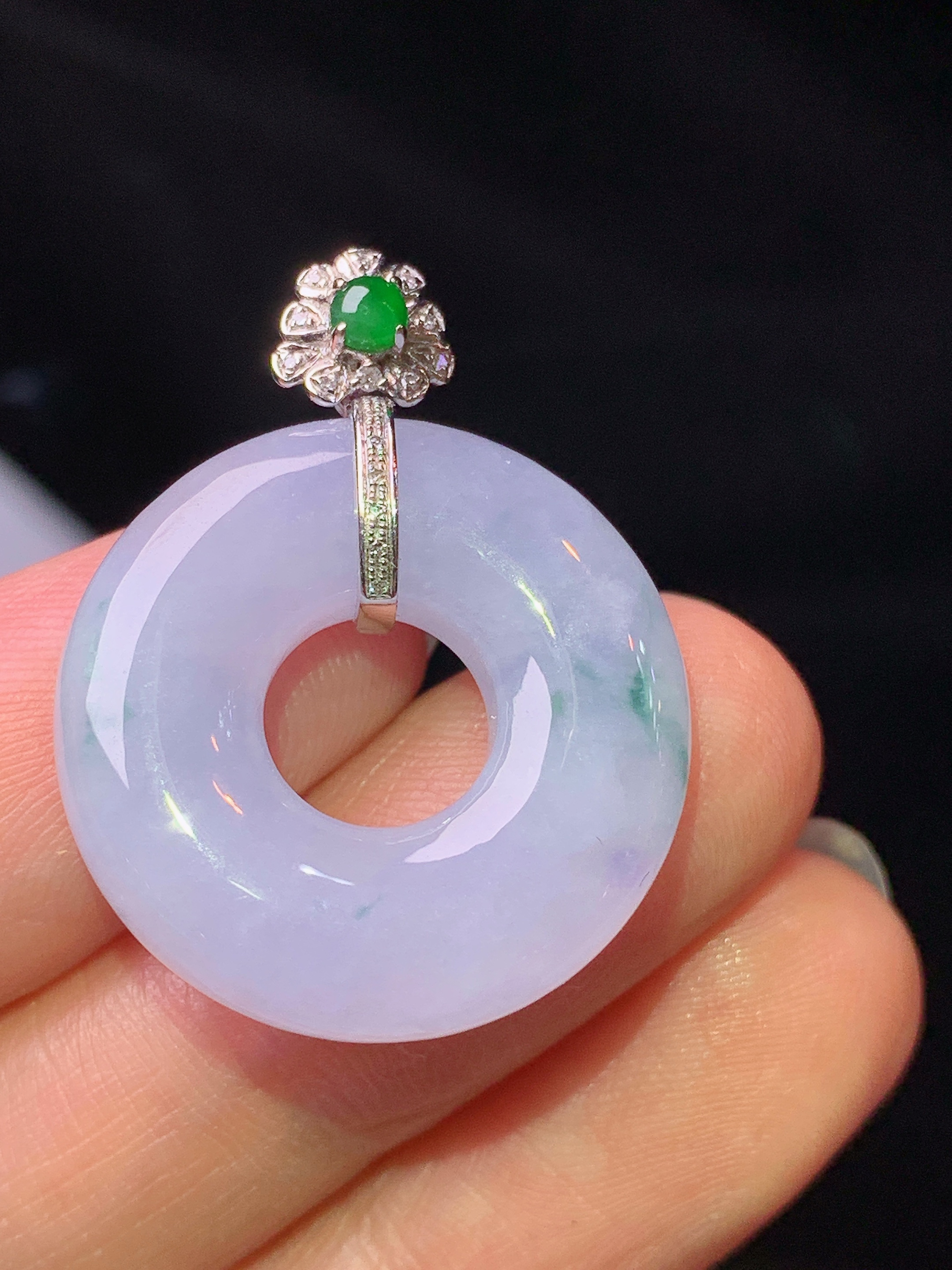 18k金钻镶嵌淡紫罗兰飘绿平安环吊坠 玉质细腻 色泽艳丽清新 水润亮眼 整体尺寸28.2*22.7*