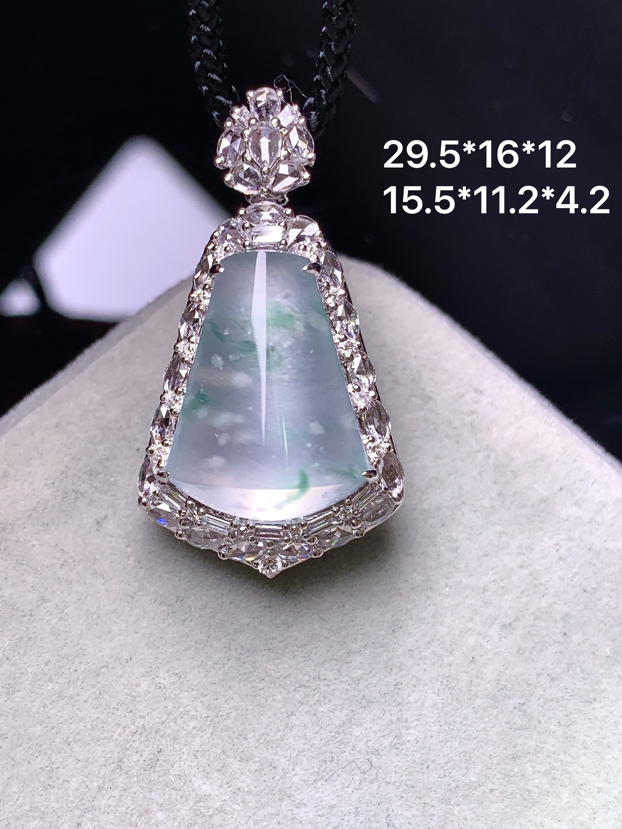 18k金钻镶嵌冰种飘花玉柱吊坠 玉质细腻 色泽艳丽清新 水润亮眼 整体尺寸29.5*16*12b12