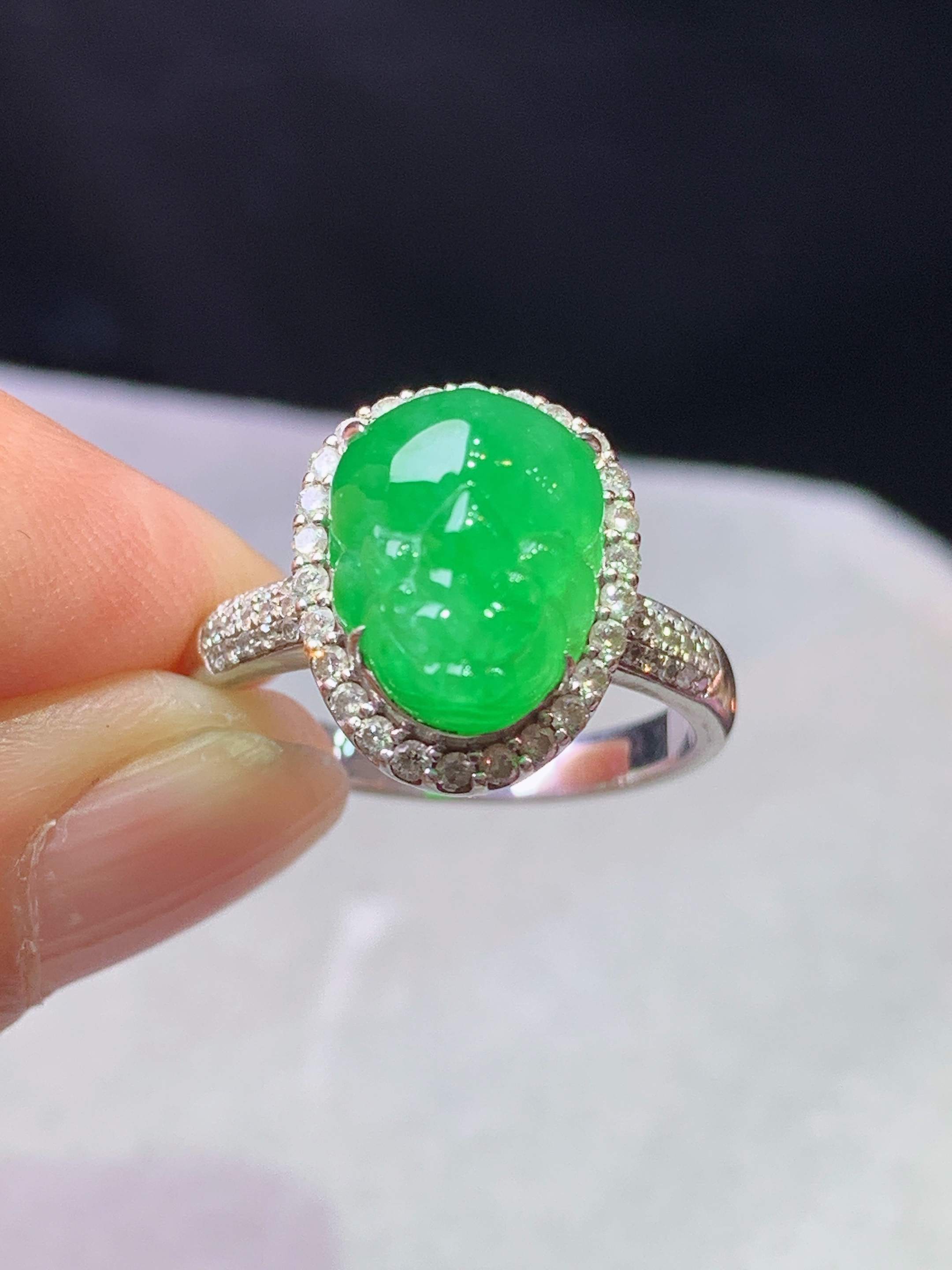 18k金钻镶嵌满绿貔貅戒指 玉质细腻 色泽艳丽清新 水润亮眼 圈口14 整体尺寸13.8*11.2*