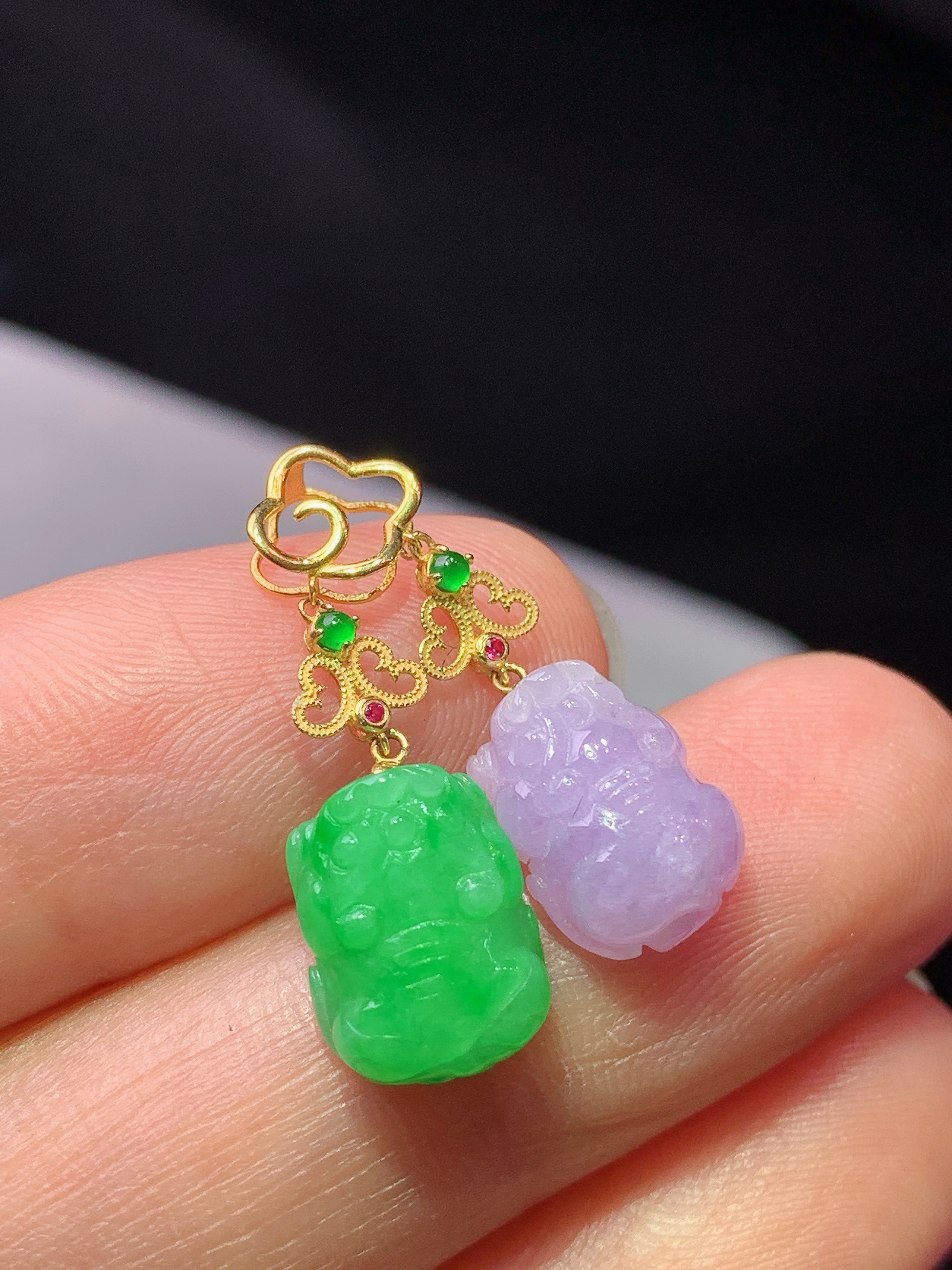 18k金镶嵌紫罗兰搭配阳绿貔貅吊坠 玉质细腻 色泽艳丽清新 水润亮眼 整体尺寸21*7.6*5b5