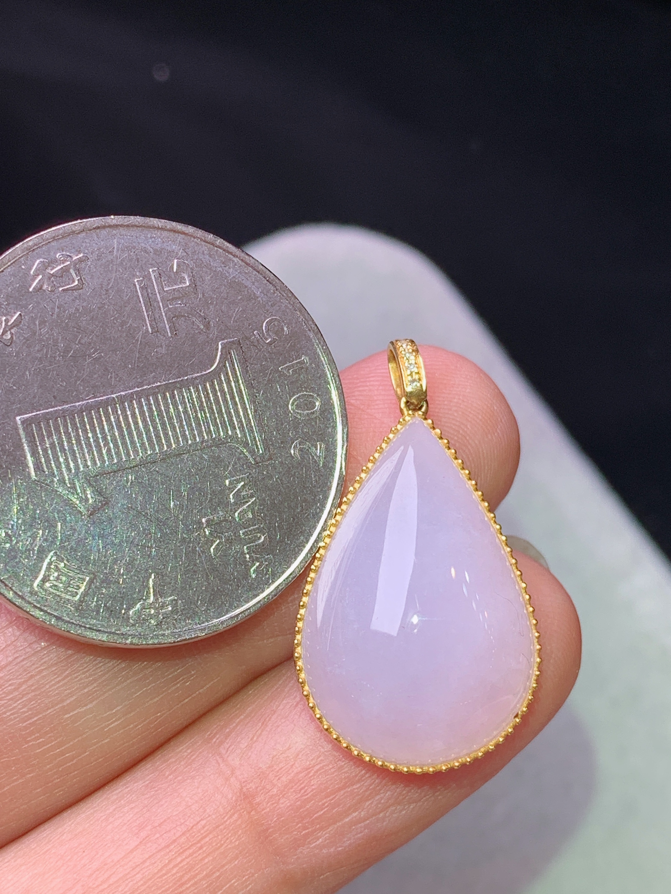 18k金镶嵌淡紫罗兰水滴吊坠 玉质细腻 色泽艳丽清新 水润亮眼 整体尺寸26.3*14.3*6.6c1