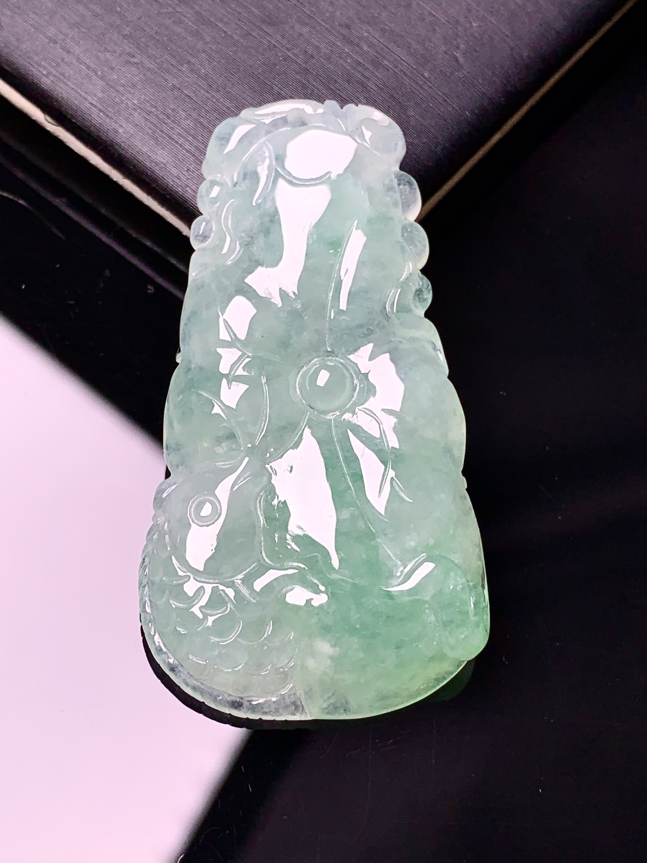 飘绿荷叶牌吊坠 玉质细腻 色泽艳丽清新 水润亮眼 整体尺寸43*23.2*6d1