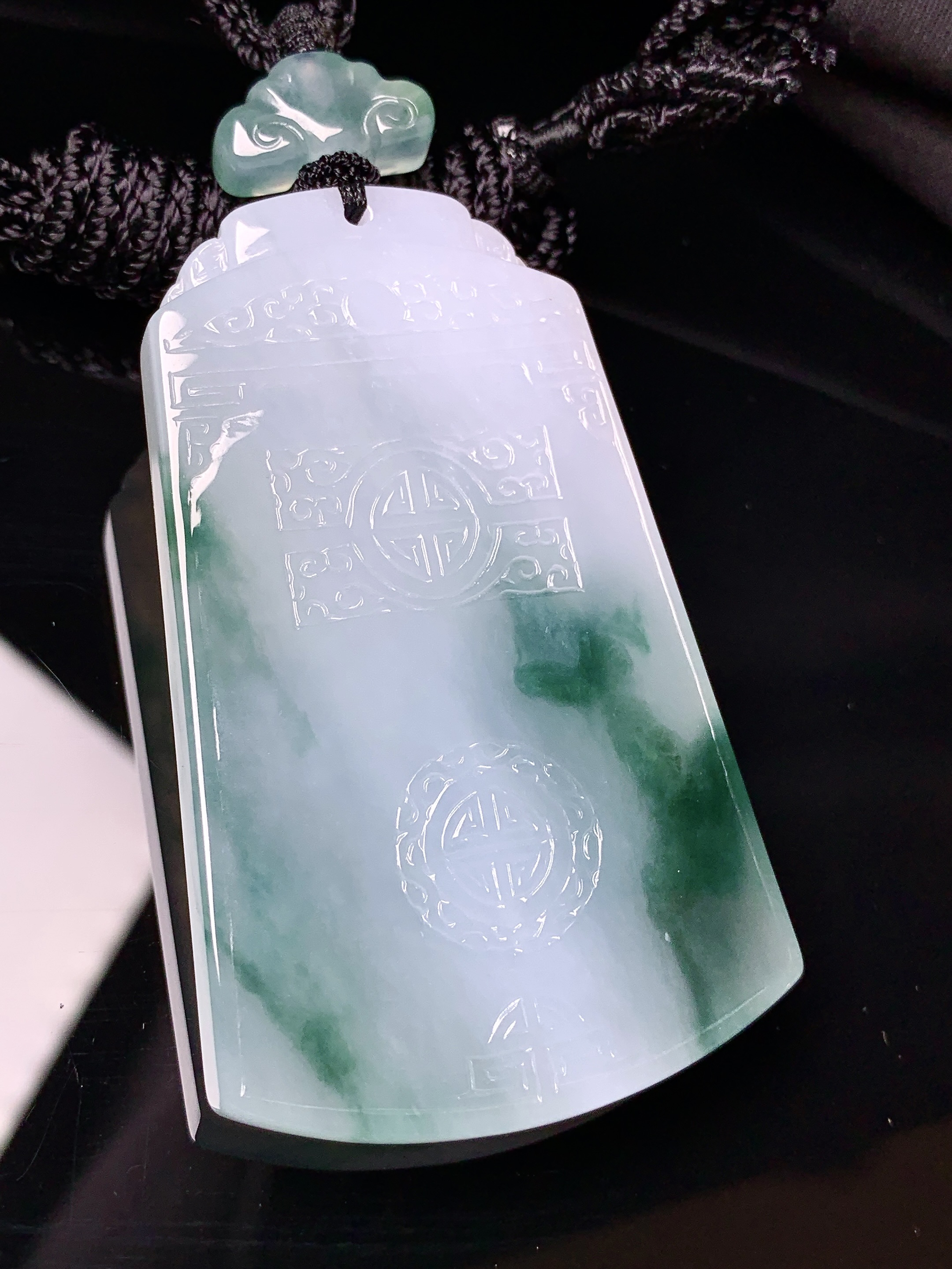 飘绿雕花牌吊坠 玉质细腻 色泽艳丽清新 水润亮眼 整体尺寸62.8*39*6L1